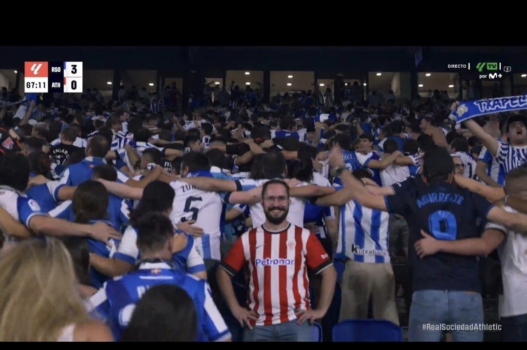 Imagen del aficionado del Athletic, que se ha convertido viral, entre hinchas de la Real.