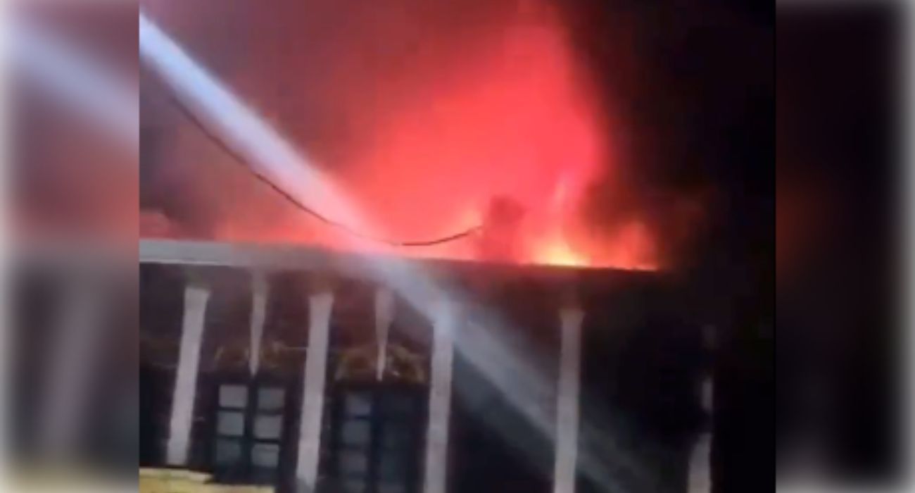 Llamas en el techo de la discoteca de Murcia donde han perdido la vida 13 personas. Llamas en el techo de la discoteca de Murcia donde han perdido la vida 13 personas.