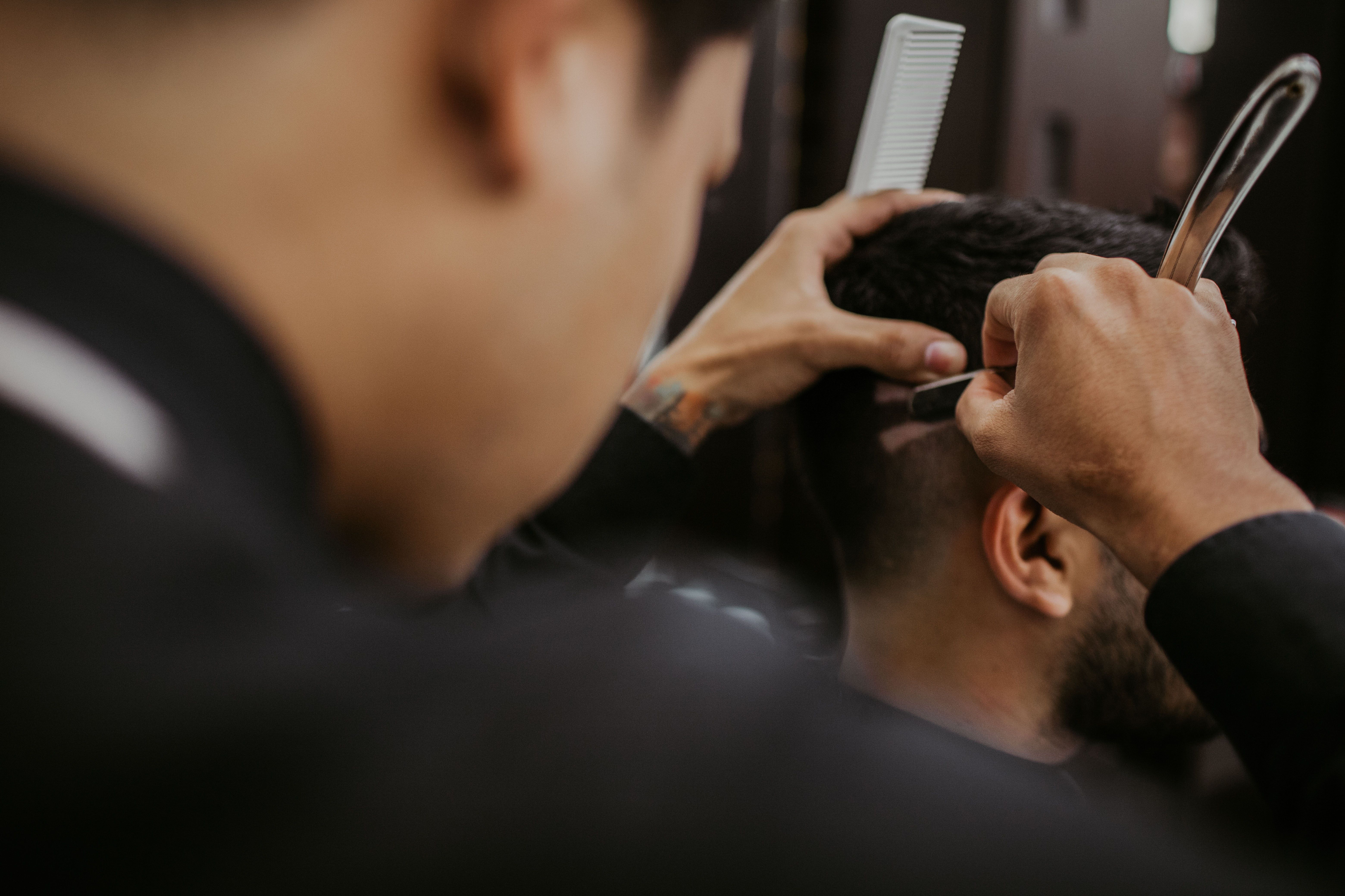 Una barbería en una foto de archivo. Luis Quintero Pexel
