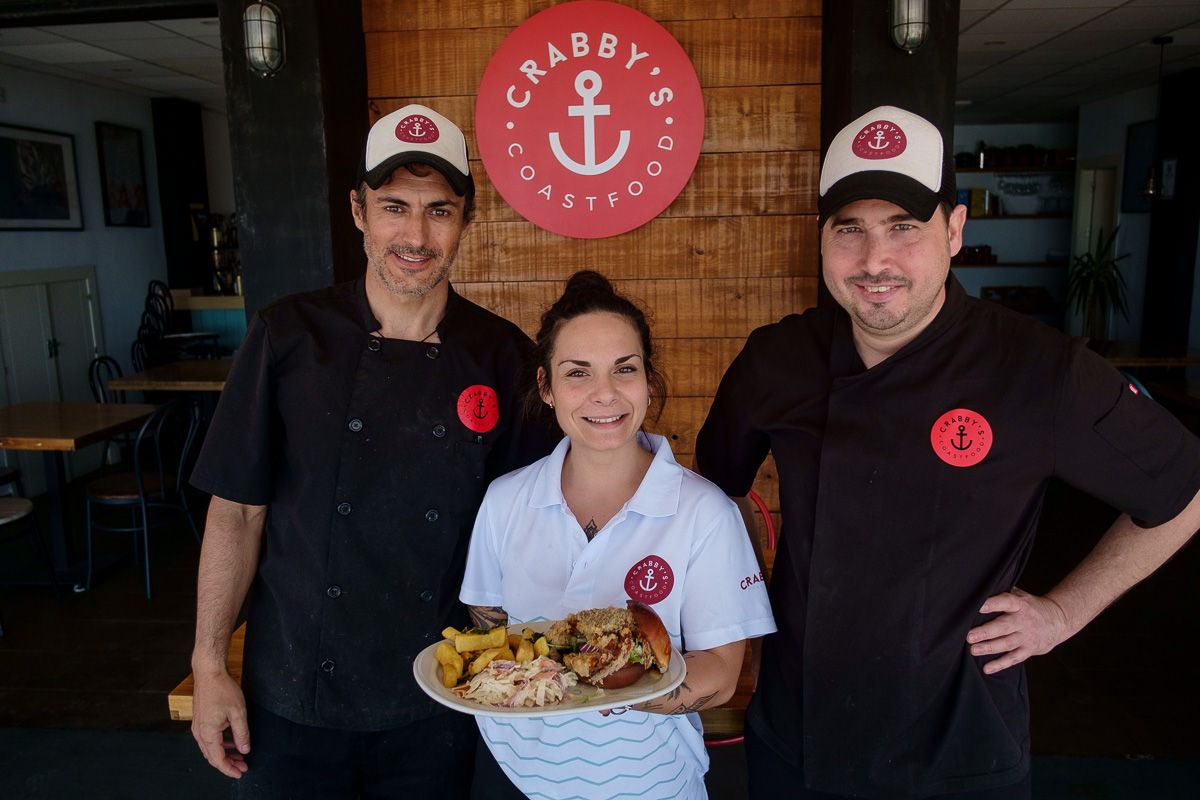 Crabby's prepara una 'cangriburguer' para la visita de lavozdelsur.es. FOTO: MANU GARCÍA.