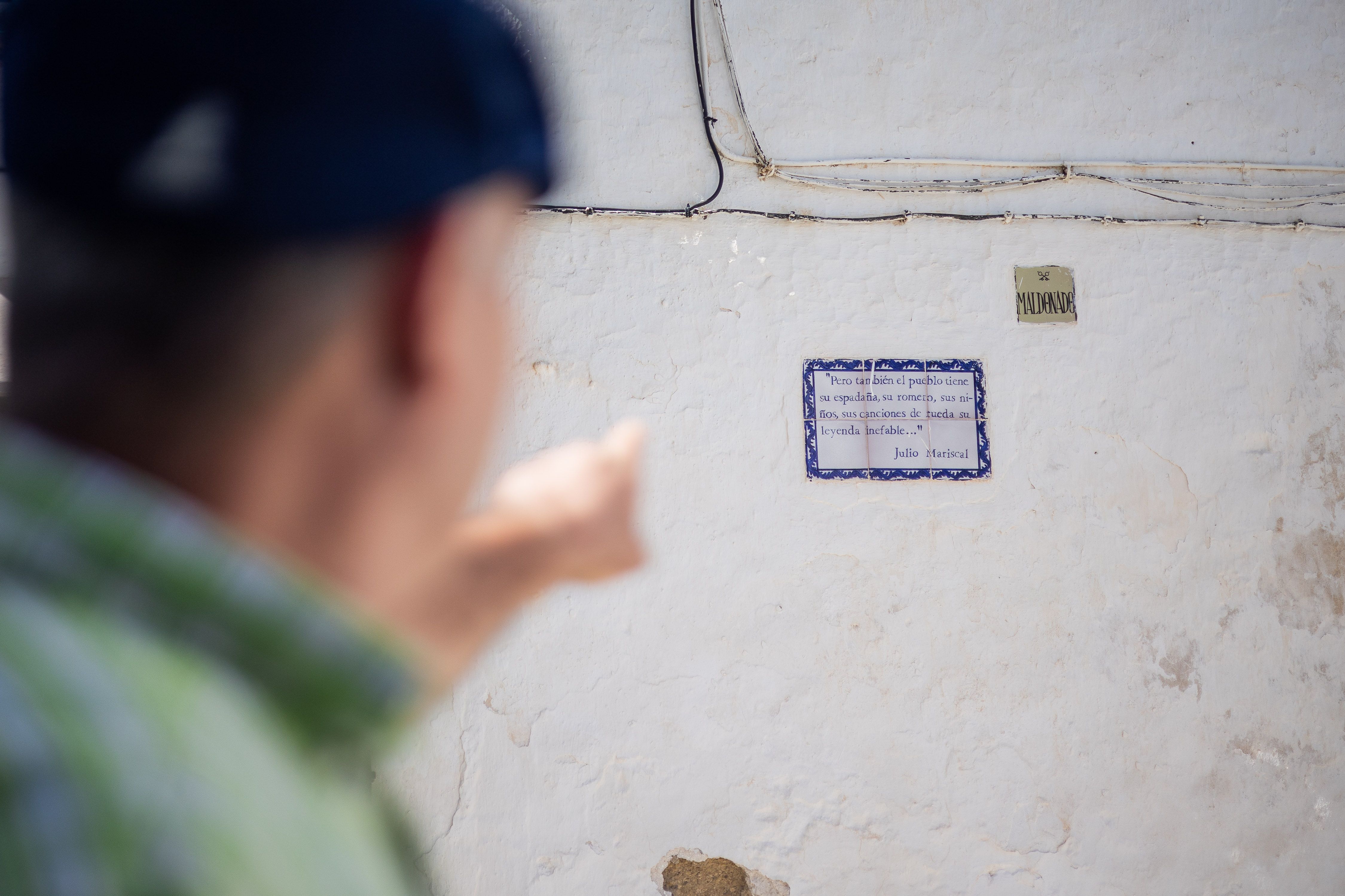 El arcense señala un azulejo con versos de Julio Mariscal.