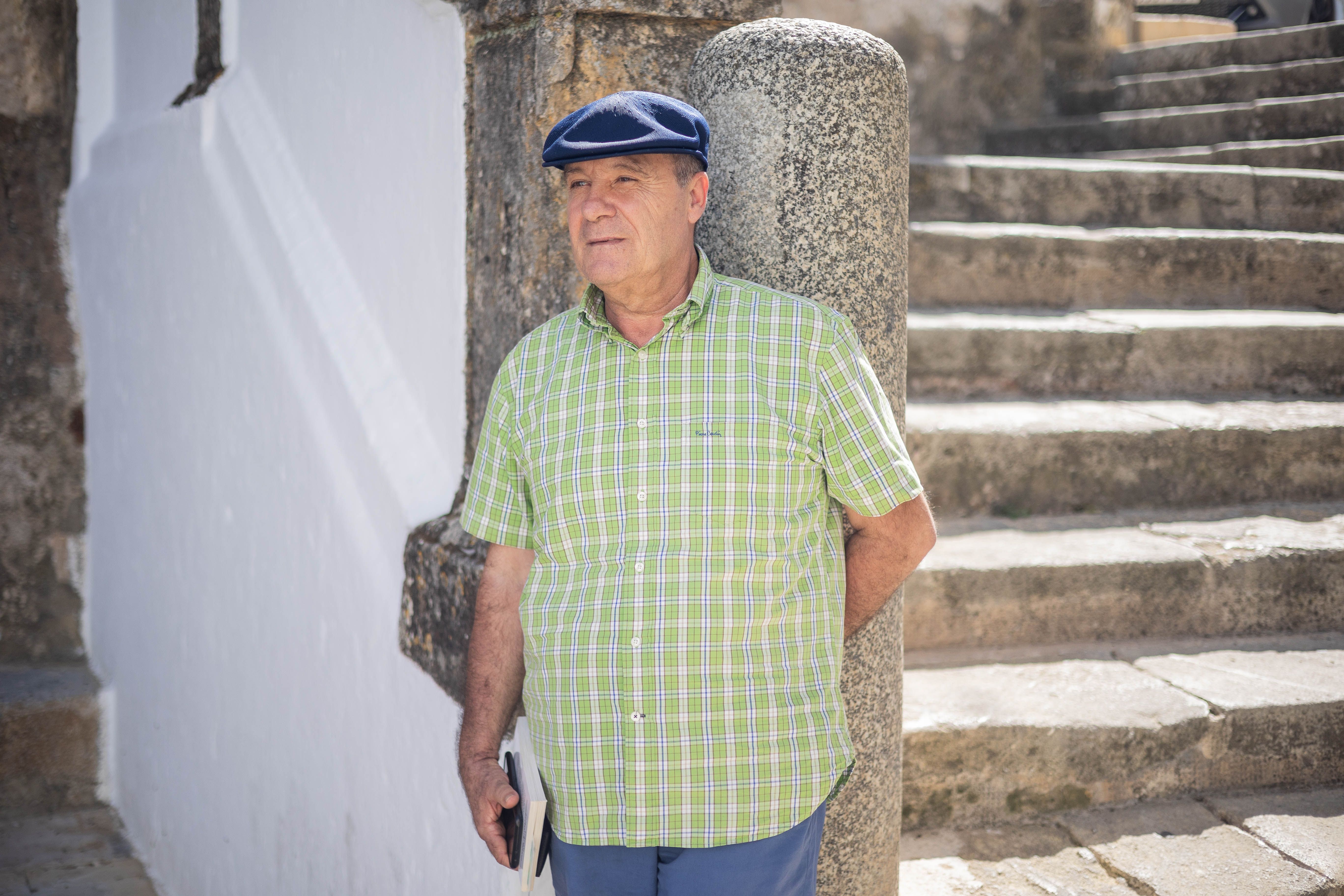 Pedro Sevilla junto a las escaleras de la Basílica Menor. 