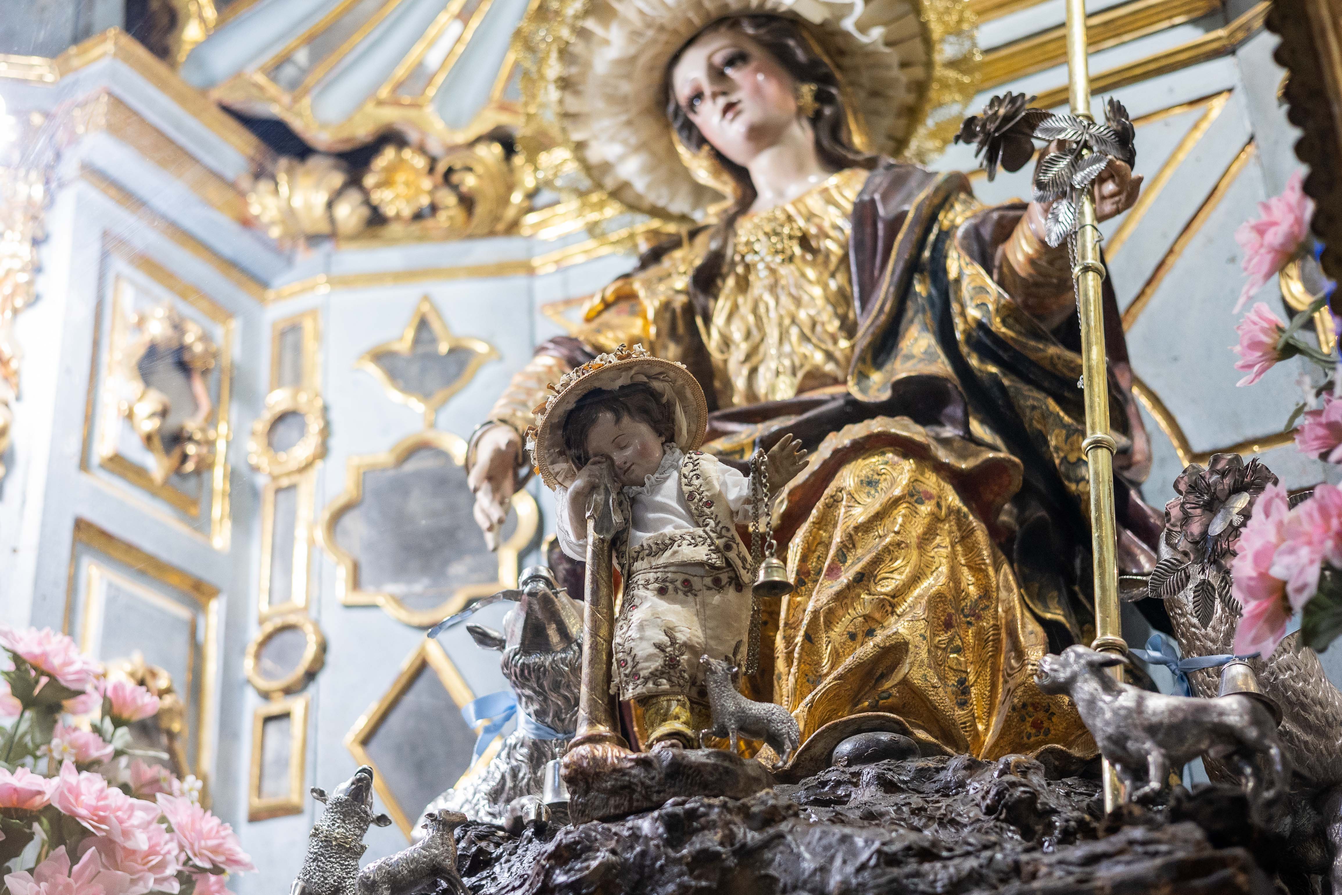 Detalle de la talla del "quitapesares" en la iglesia mayor. 