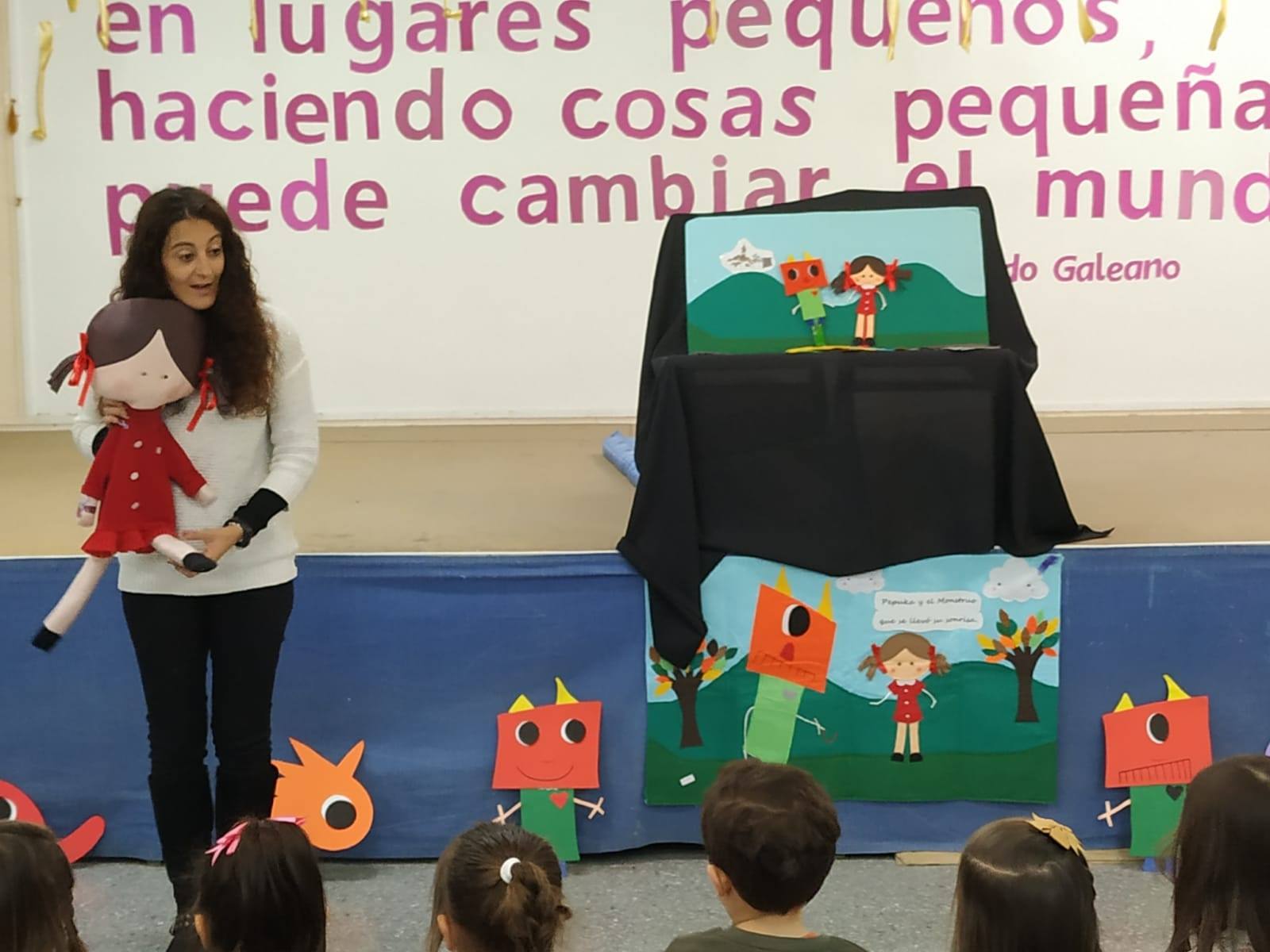 Estela Moreno, con Pepuka, durante una charla en un centro escolar.