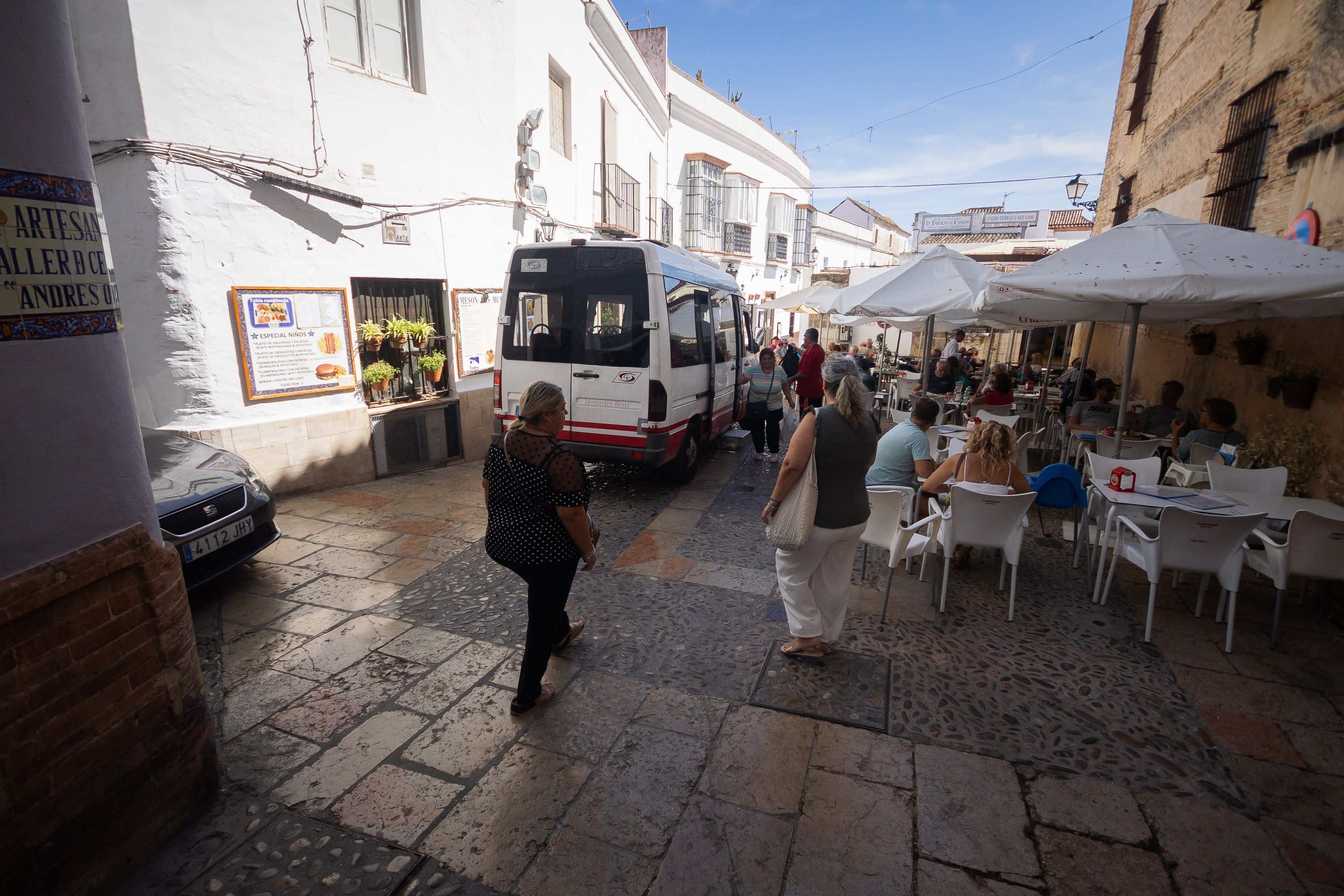 Autobús gratuito que transporta a vecinos y turistas hasta el casco antiguo. 