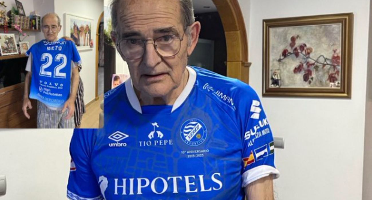 Miguel, abuelo de Beto, con la camiseta del Xerez Deportivo FC que le ha regalado su nieto.