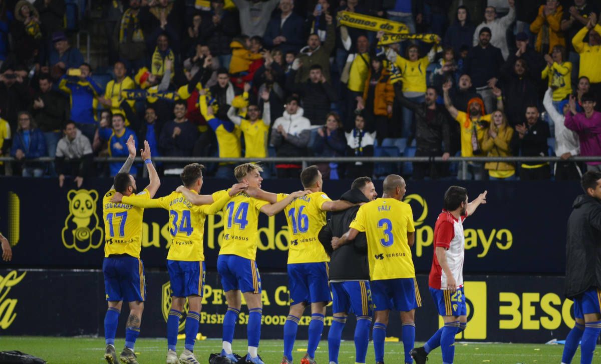 Los jugadores del Cádiz, junto a su publico en un partido reciente. FOTO: CADIZCF
