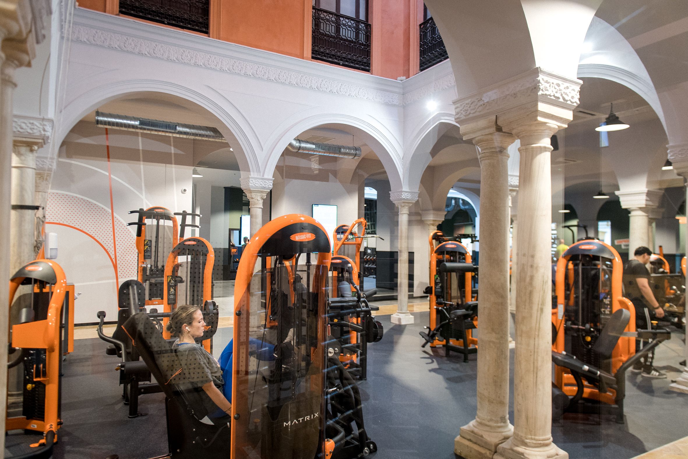 Un gimnasio Basic Fit, una de las cadenas más populares, en su establecimiento del centro de Sevilla.