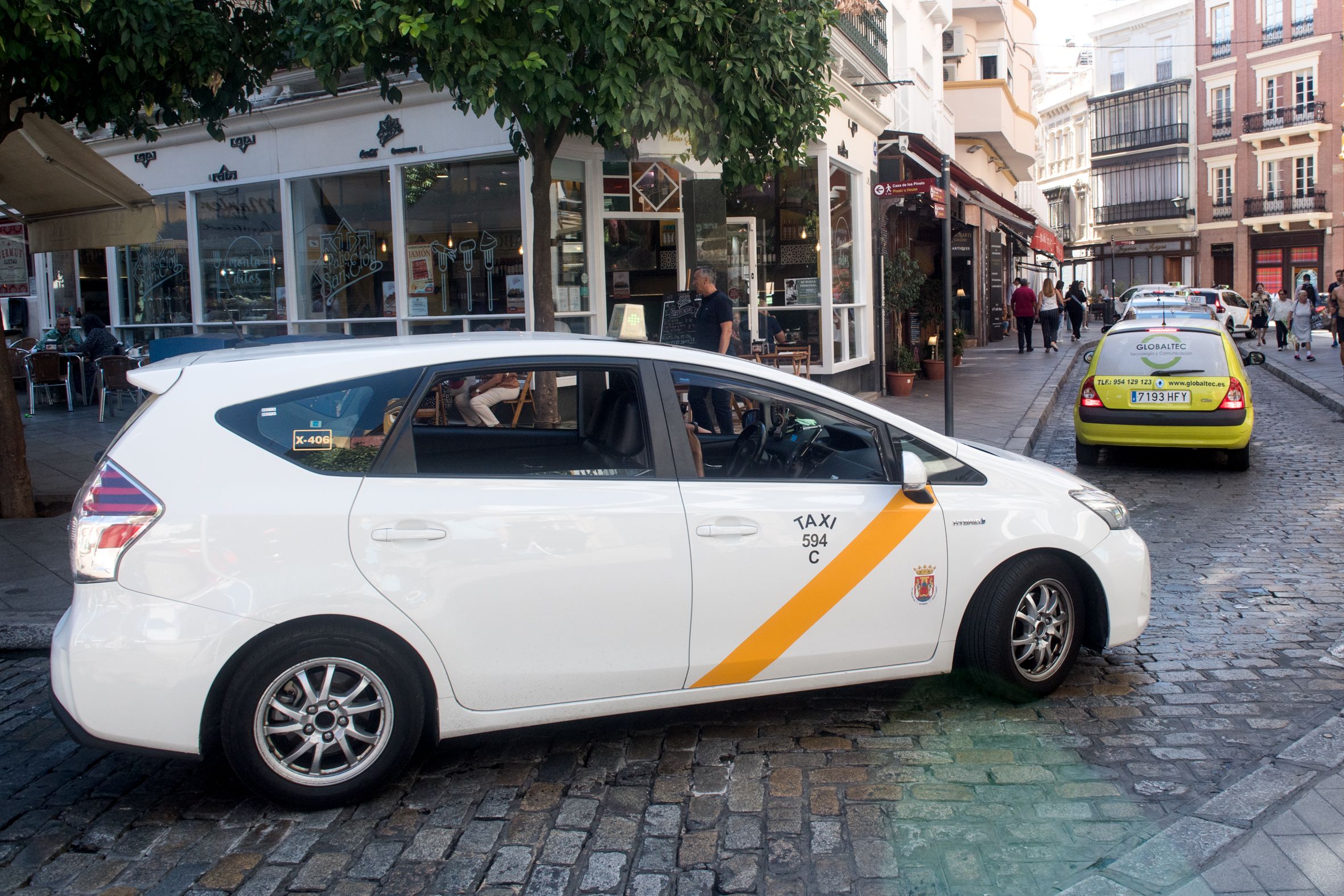 Un taxi, en el centro de Sevilla, en una imagen de archivo.