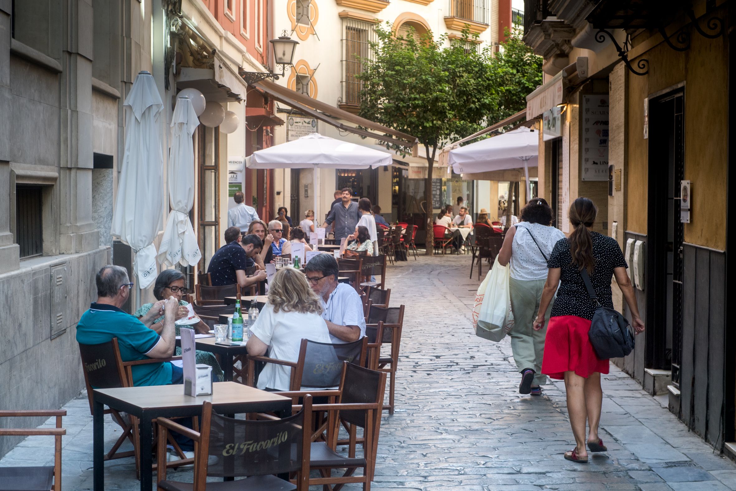 Varias personas en Sevilla pasean por el centro. Varias personas en Sevilla pasean por el centro.