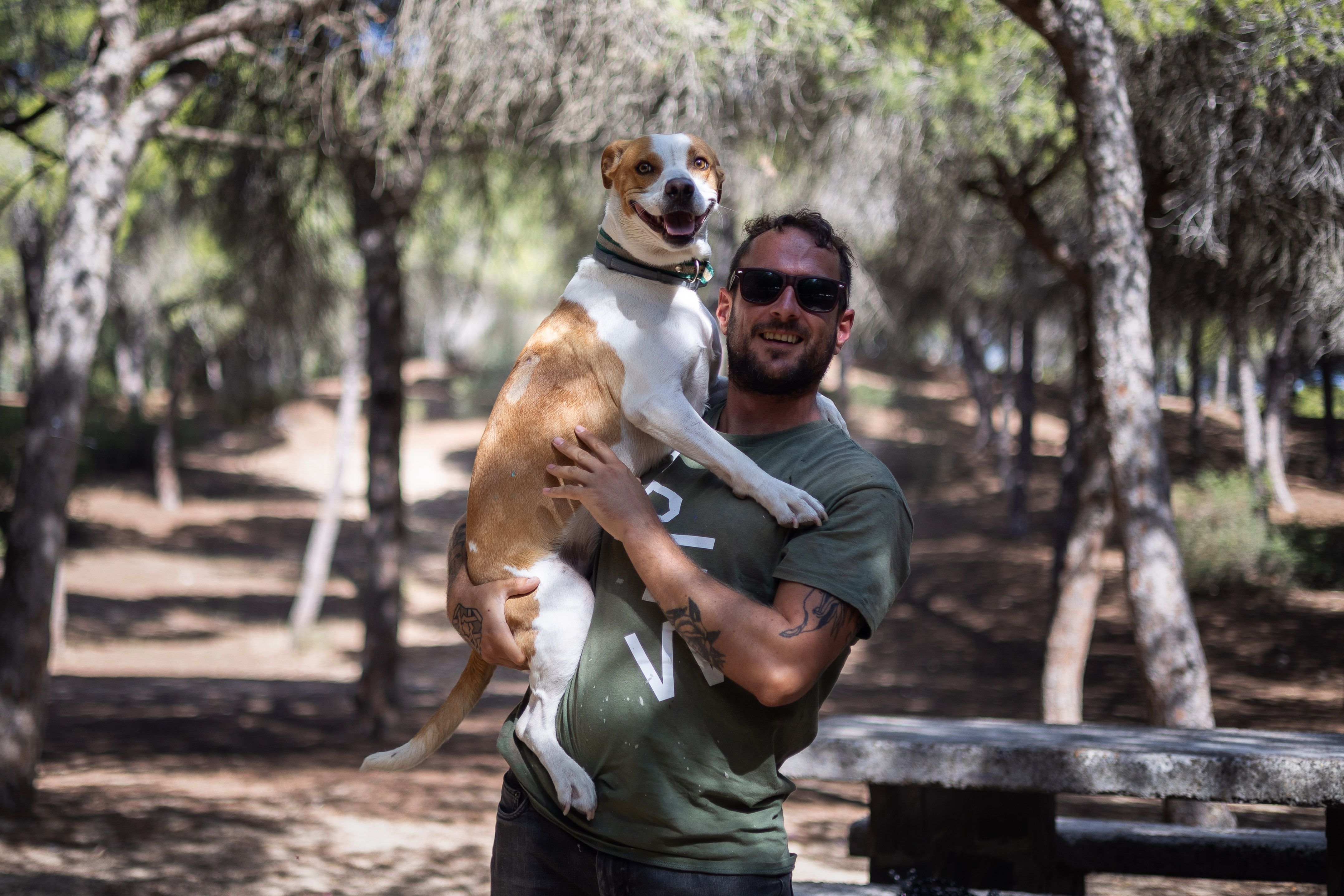 Manolo con su perro Arri, su fiel acompañante.