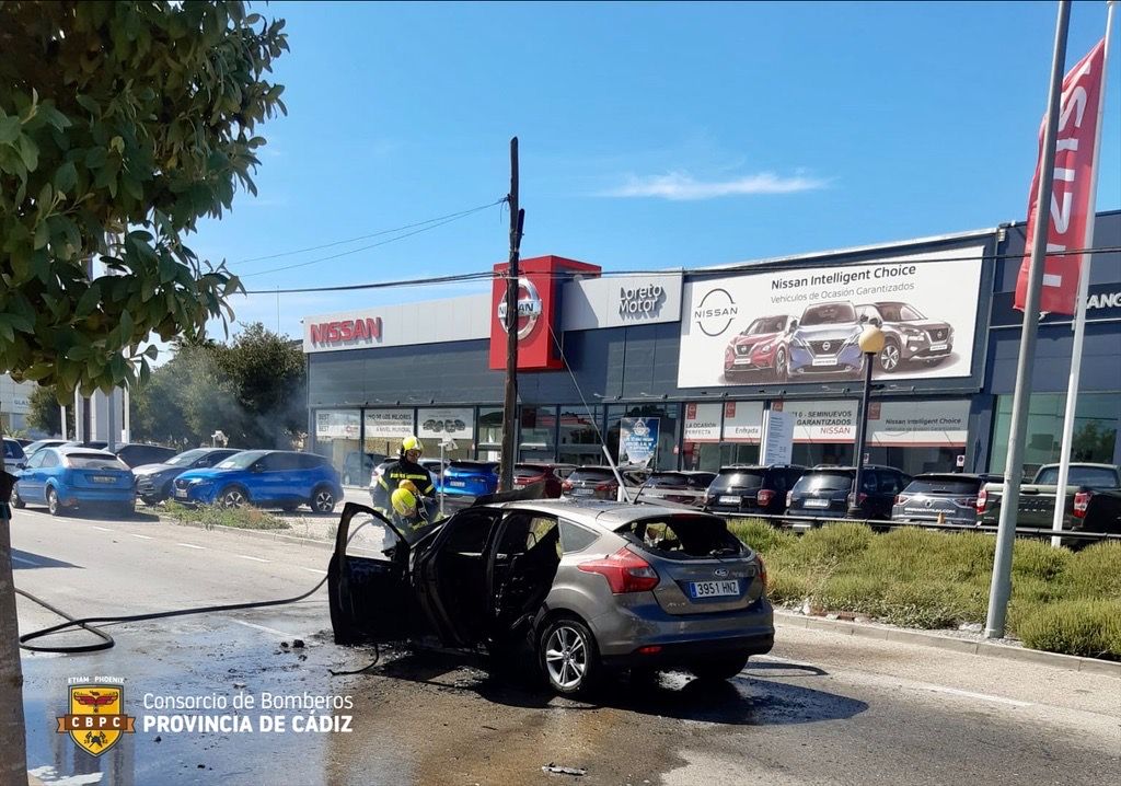 Arde un vehículo en Jerez en la avenida Tío Pepe, muy cerca de los coches aparcados de un concesionario. TIO PEPE