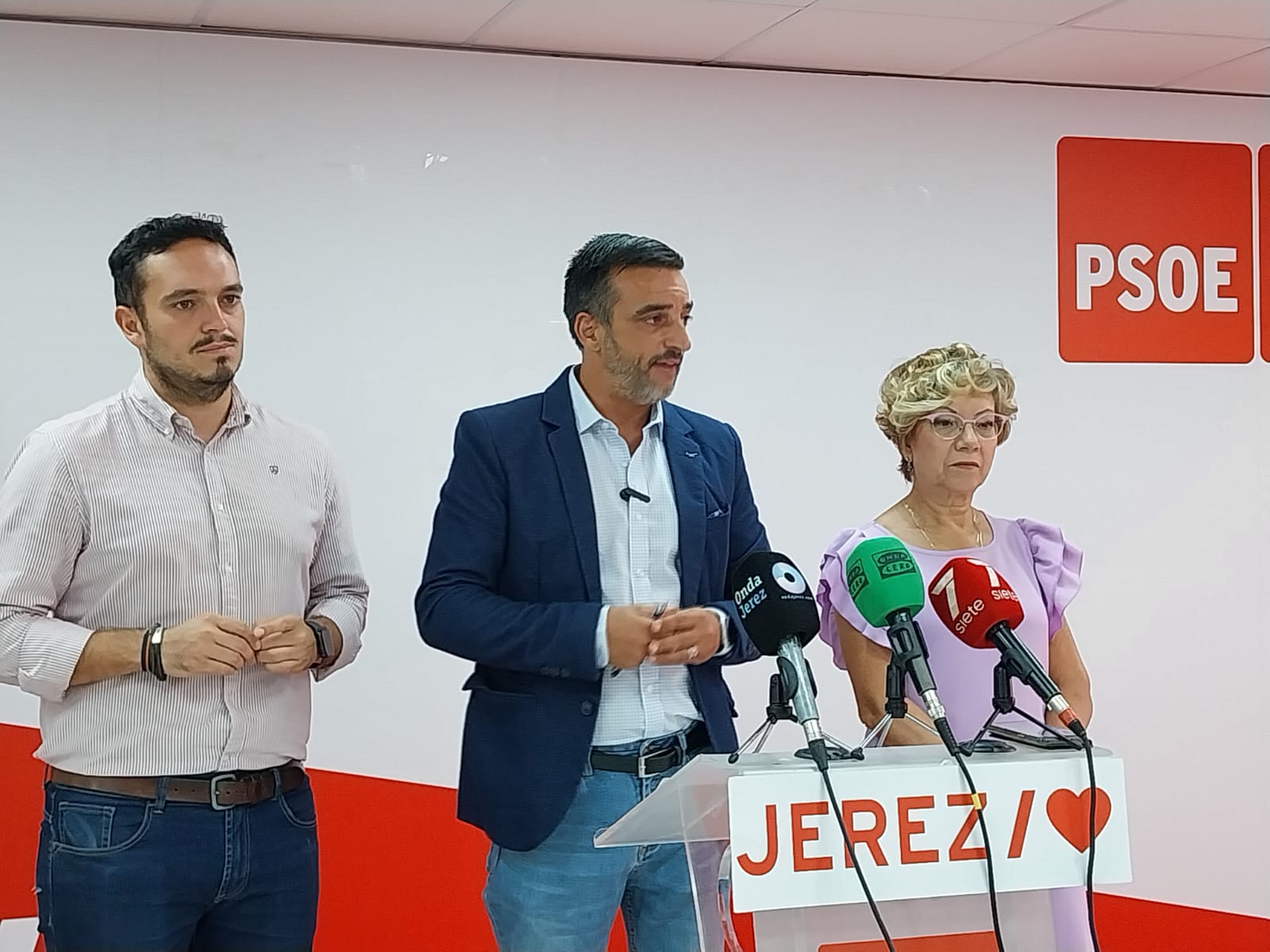 José Antonio Díaz, portavoz del PSOE, junto a Jesús Alba y Carmen Collado.