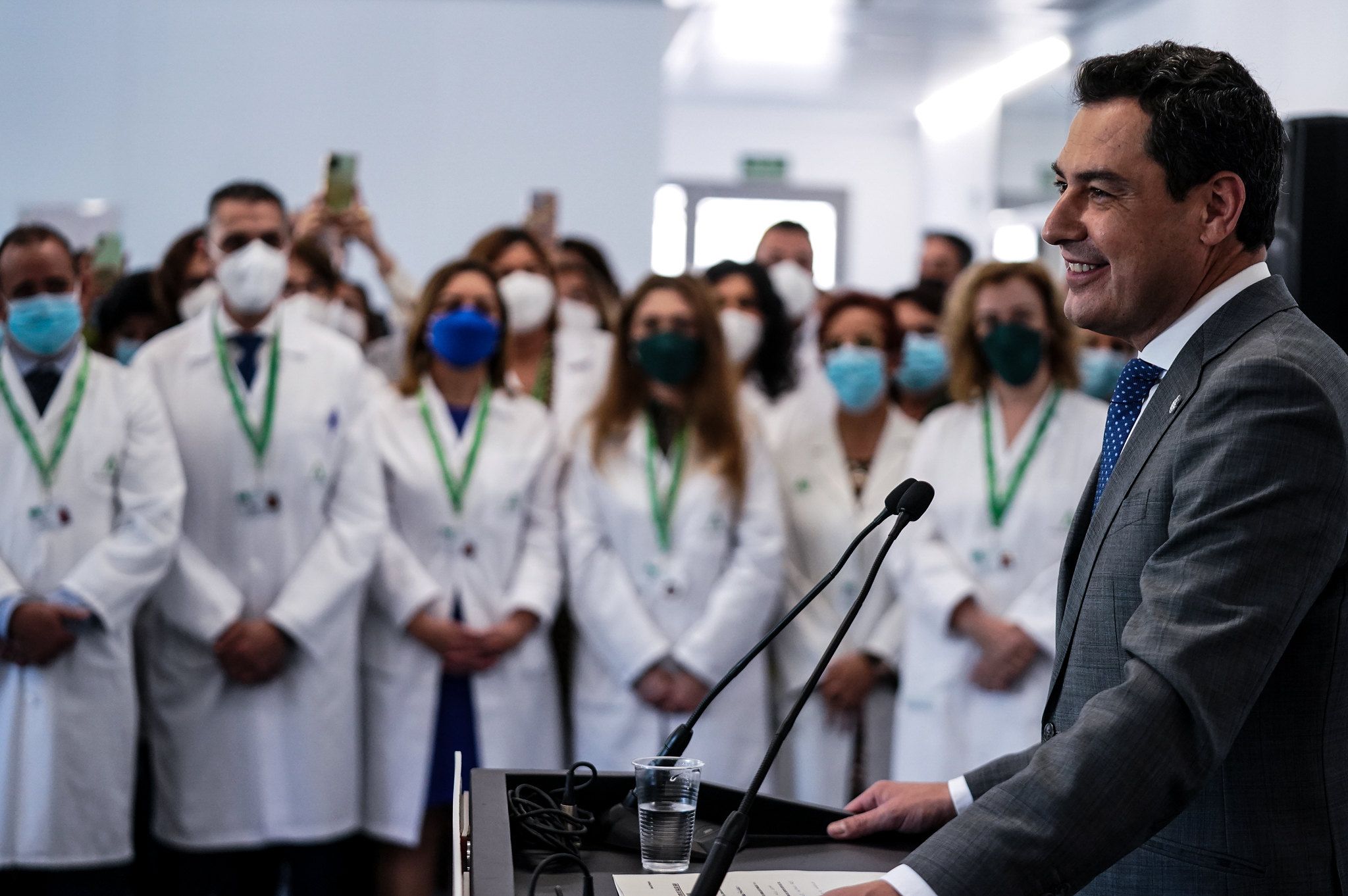 El presidente de la Junta de Andalucía, Juanma Moreno, con sanitarios en una imagen de archivo.