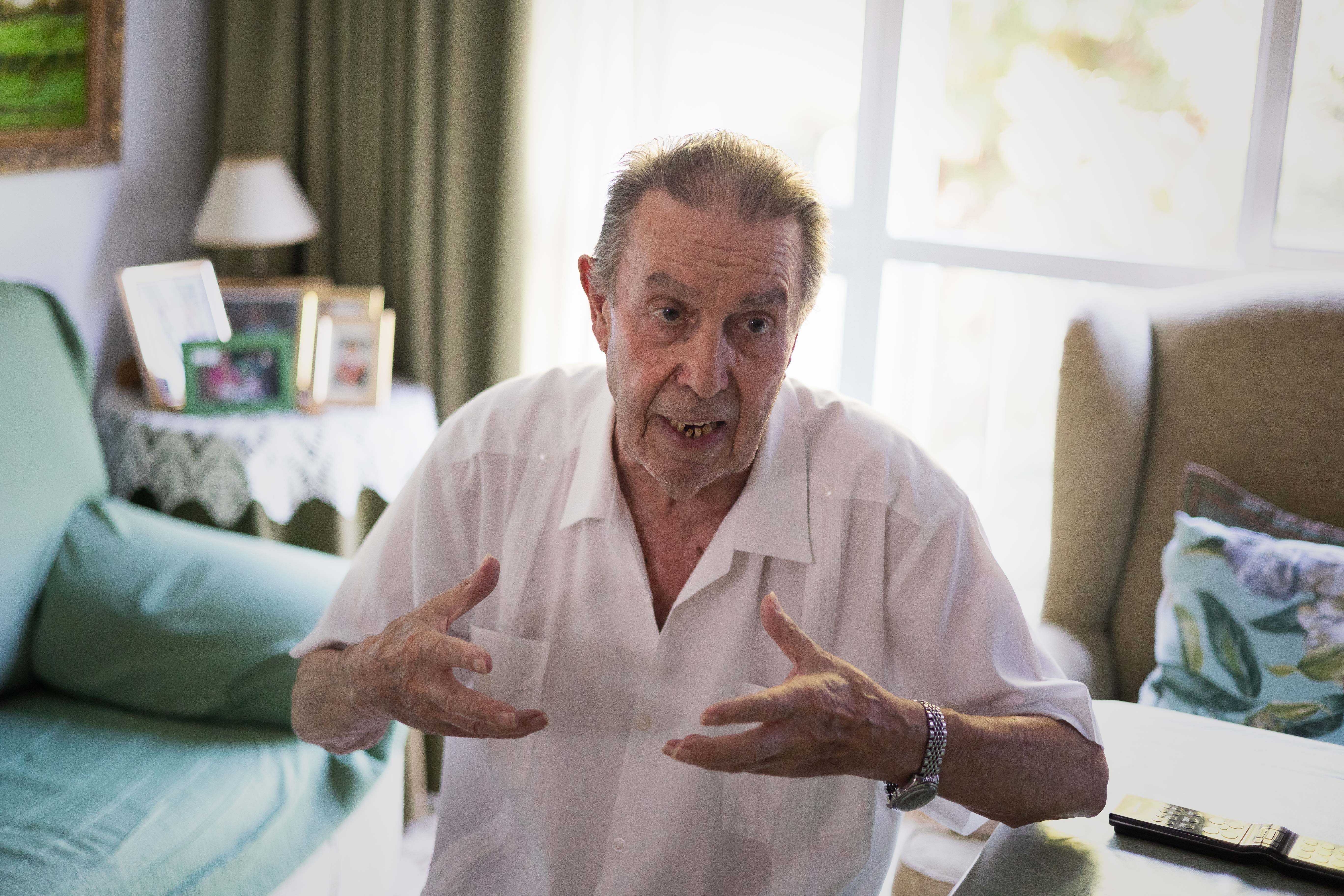 El pintor en un gesto durante la entrevista. MANU GARCÍA