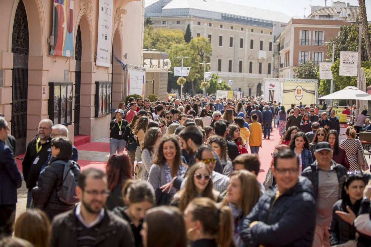 Una aglomeración de espectadores antes de un pase en el pasado Festival de Málaga. 