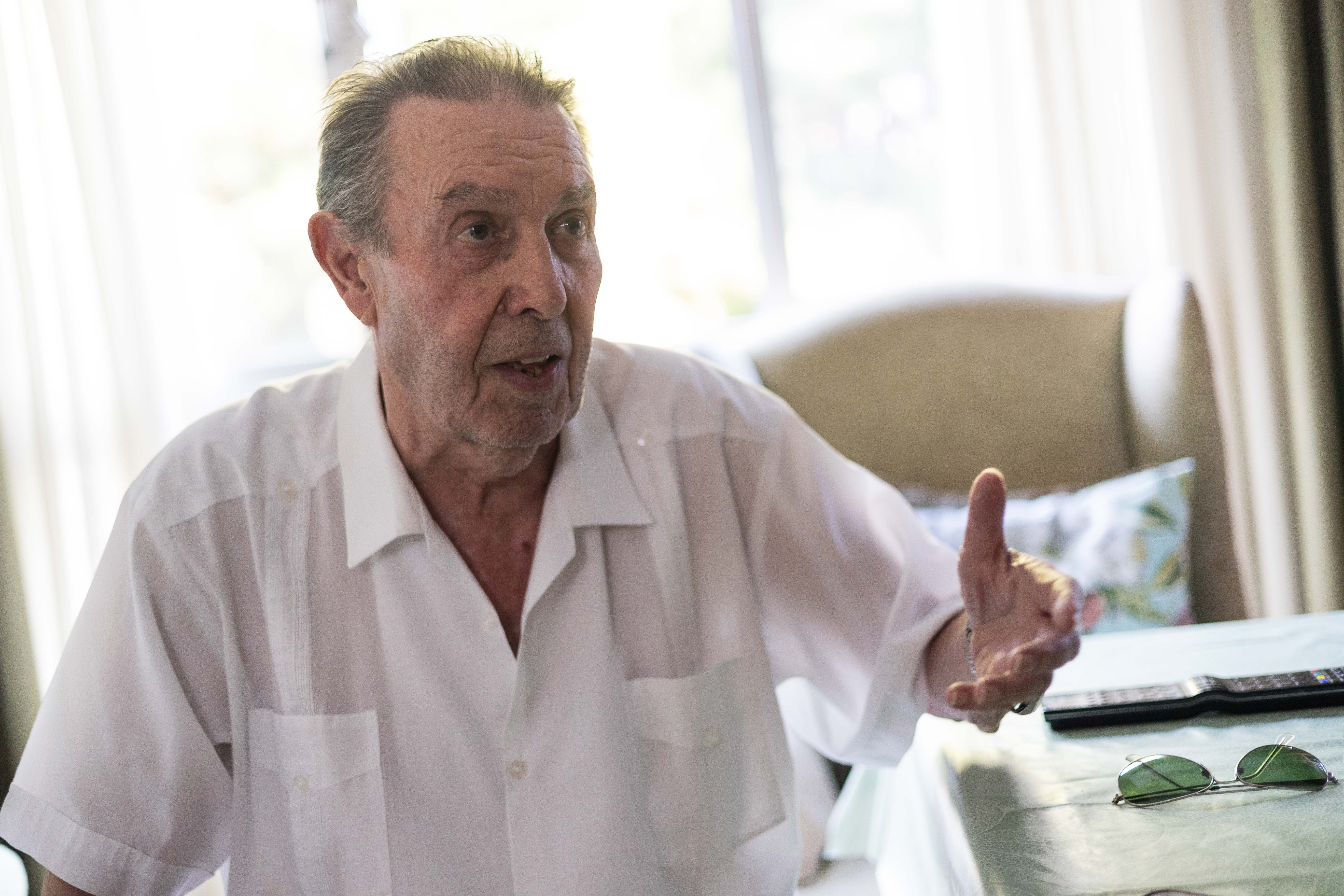 Un momento de la conversación con Antonio.       MANU GARCÍA