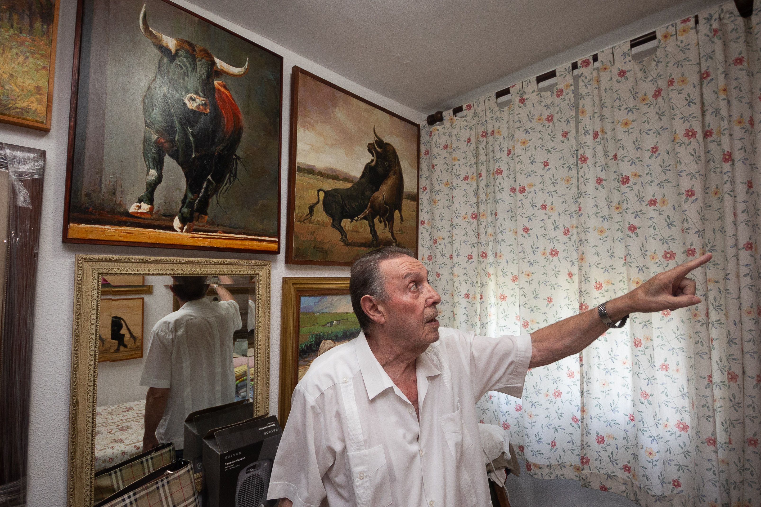 Higuero señalando su colección de libros de pintores y pintura.    MANU GARCÍA