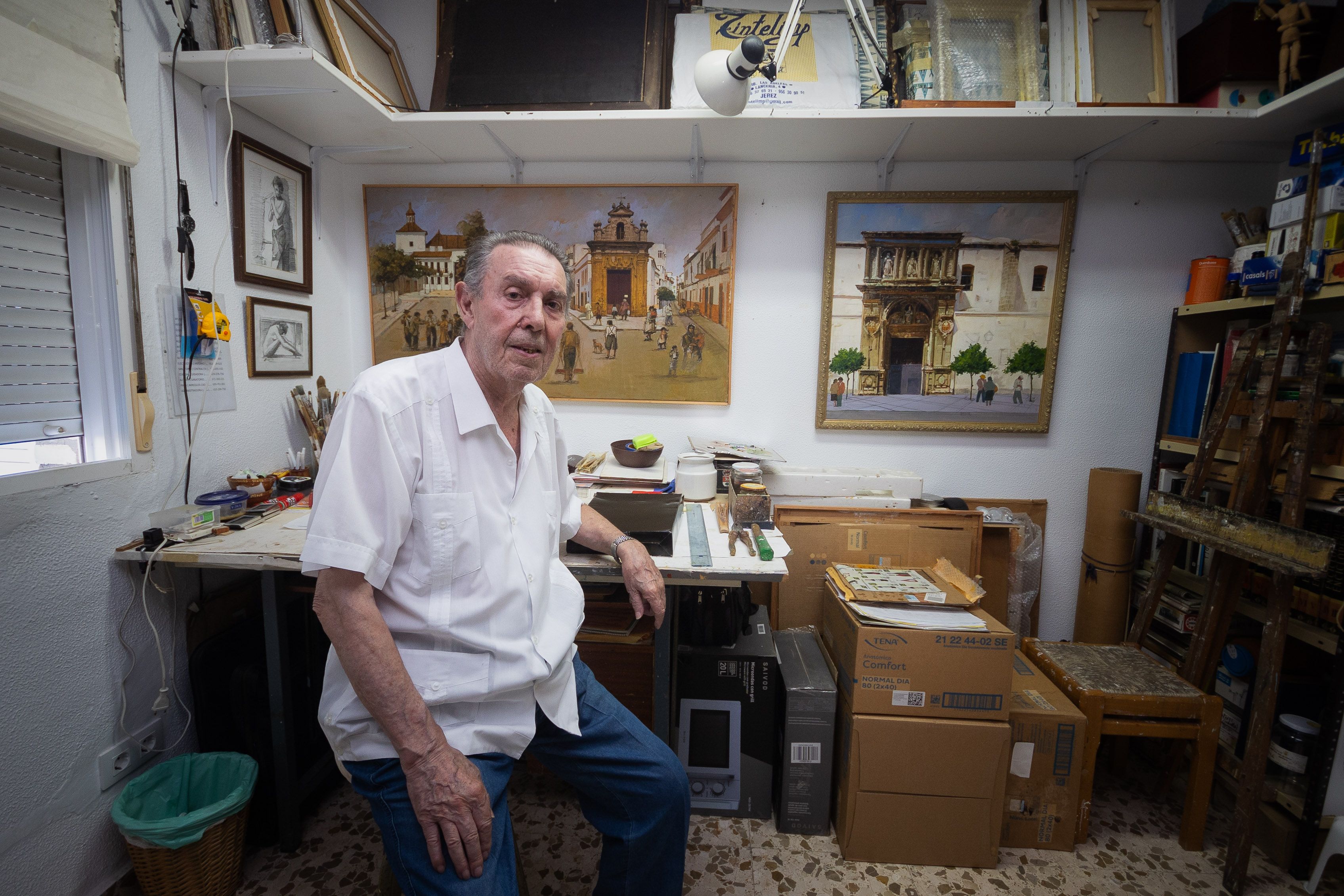 Antonio Higuero en su estudio donde conserva recuerdos como el fondo del escenario de La Bulería, tras él.        MANU GARCÍA