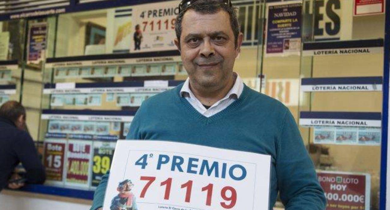 Manolo Montes, en una imagen de sus redes, con un premio que dio en su administración de loterías de Carrefour Norte.