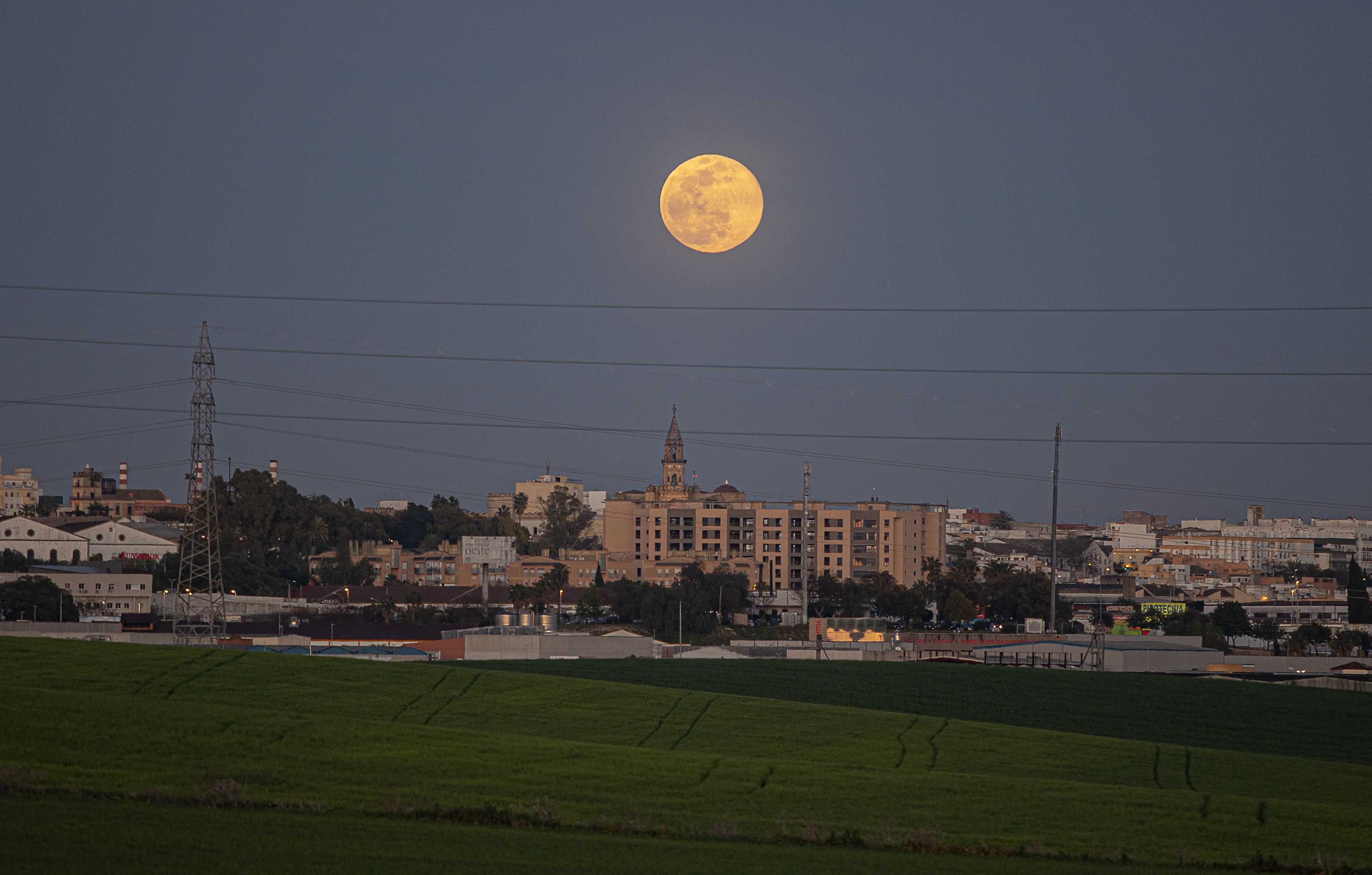 Una superluna, vista desde Jerez. Autor: Juan Carlos Toro