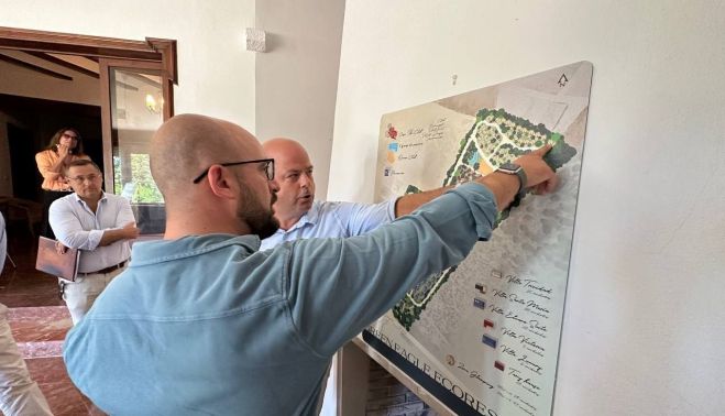 Germán Beardo, analizando el proyecto de ecoresort para El Puerto.