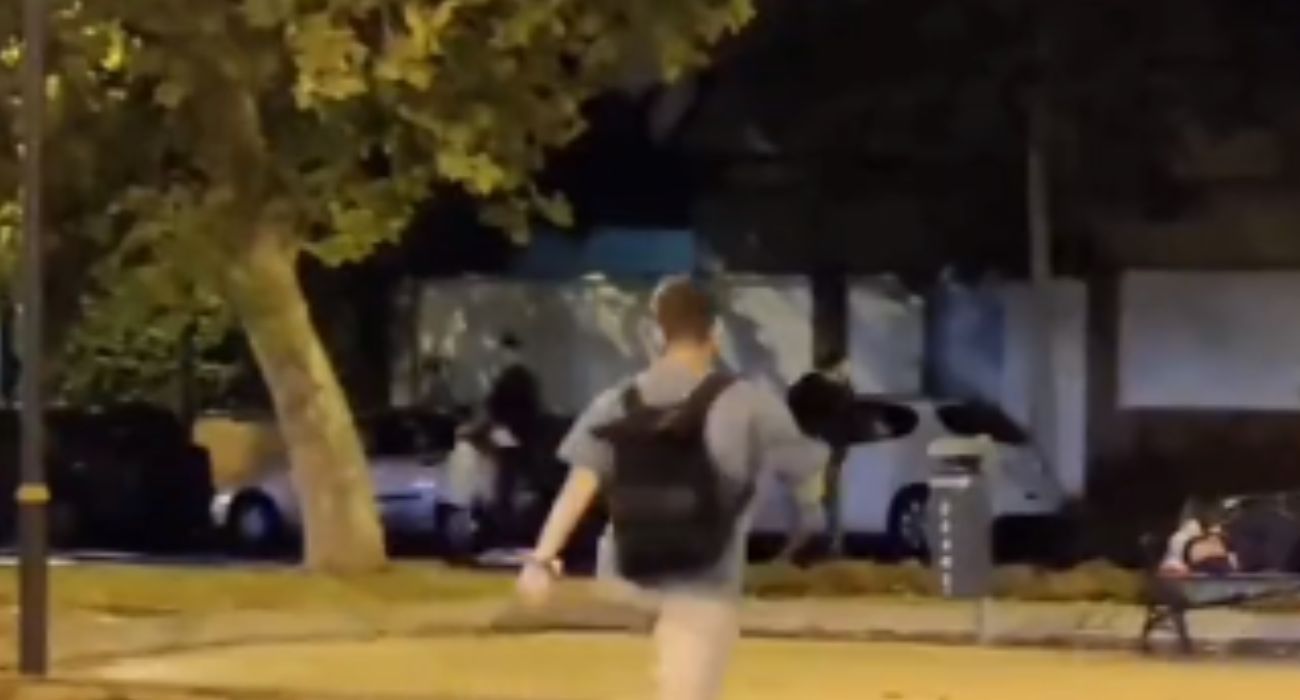 Varios vecinos persiguen a un ladrón en Málaga.