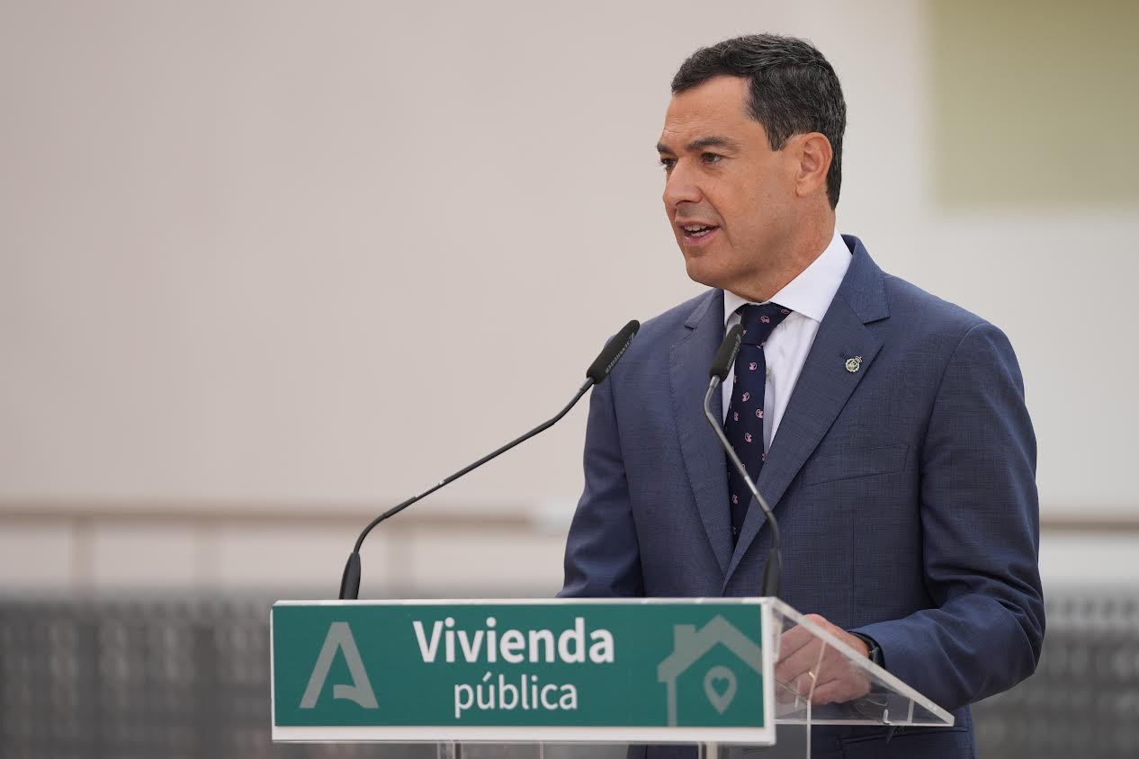 Juanma Moreno, presidente de la Junta, presentando viviendas públicas.