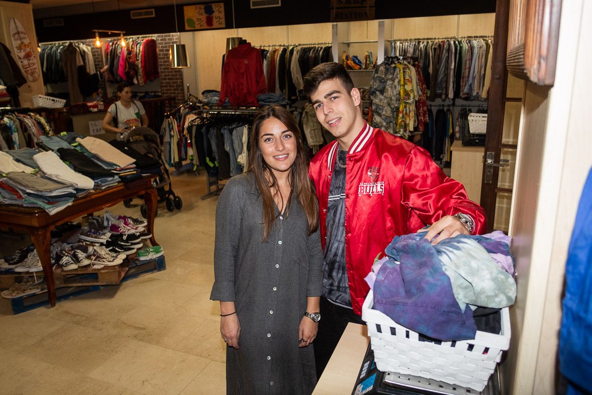Cristina y Juanma posan para lavozdelsur.es con varias prendas en la báscula. FOTO: MANU GARCÍA.