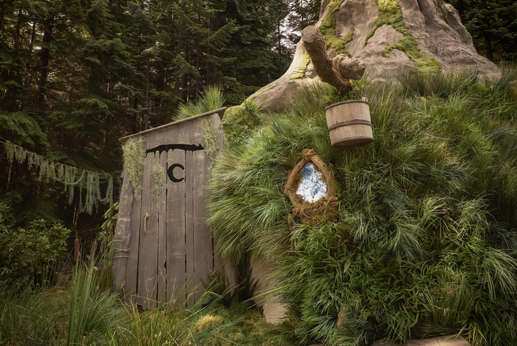 La ciénaga de Shrek cuenta con un baño externo en un bosque de Escocia.