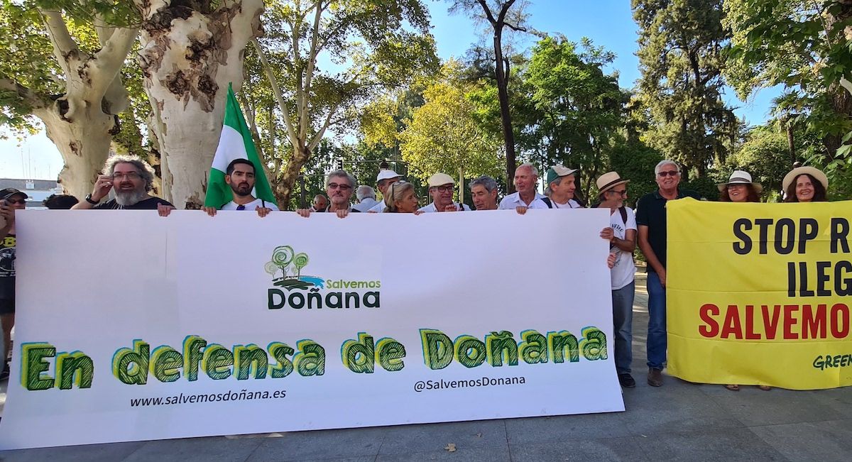 Miembros de Salvemos Doñana, poco antes de ser multados.