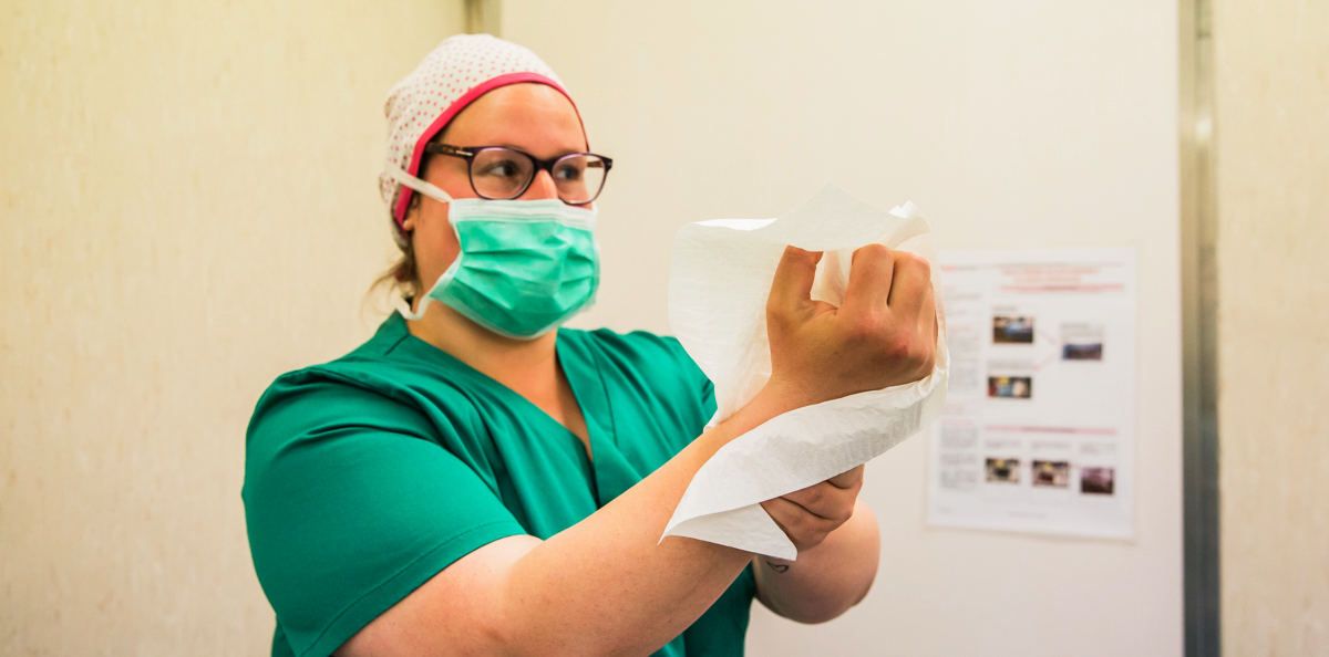 Una enfermera desinfecta sus manos. FLIRCK