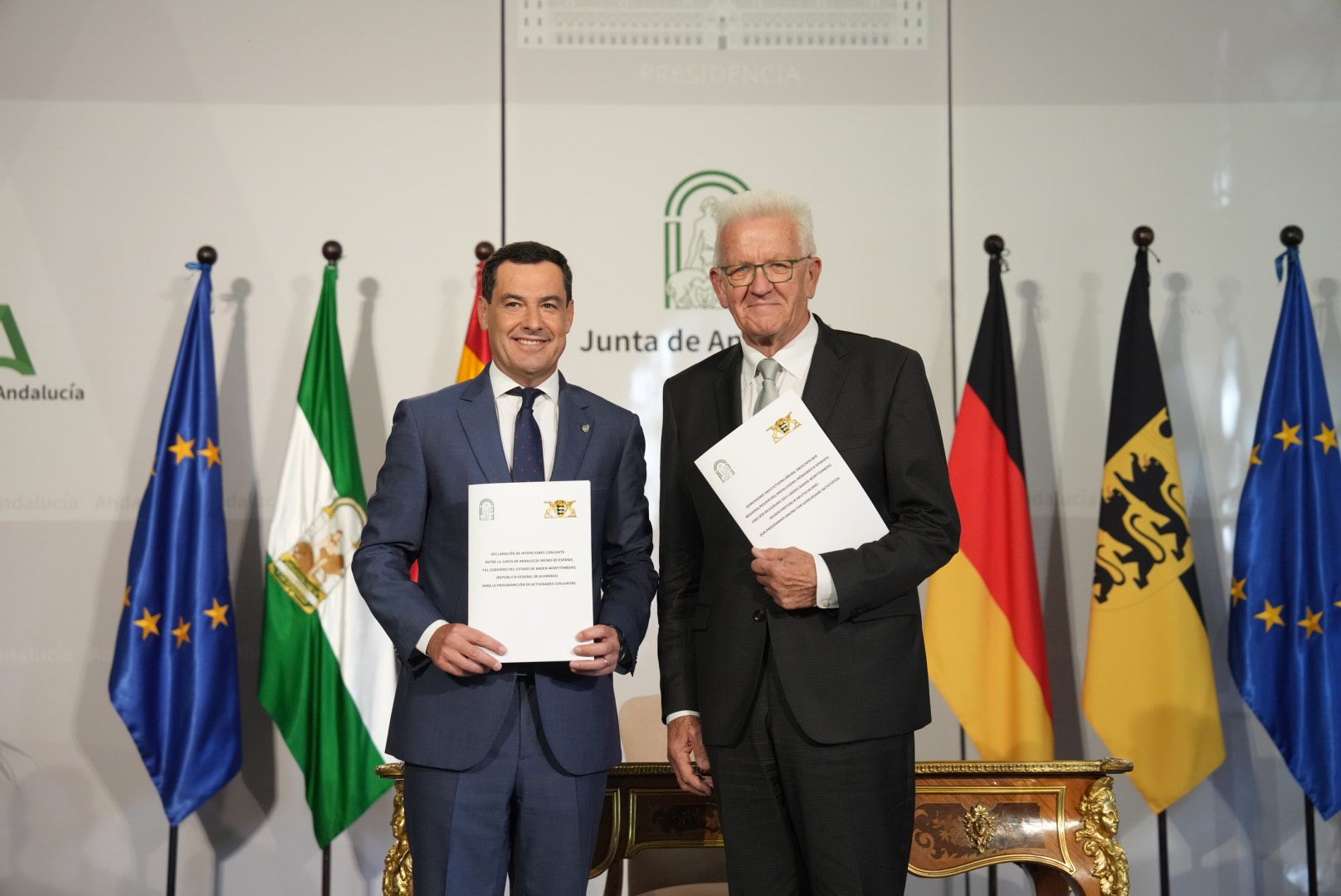 El presidente andaluz, Juan Manuel Moreno, junto al ministro presidente del Estado Federado de Baden-Württemberg, Winfried Kretschmann.