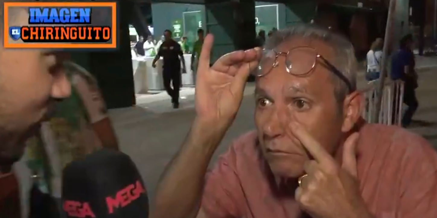 El aficionado que lleva siempre consigo el escudo del Betis.