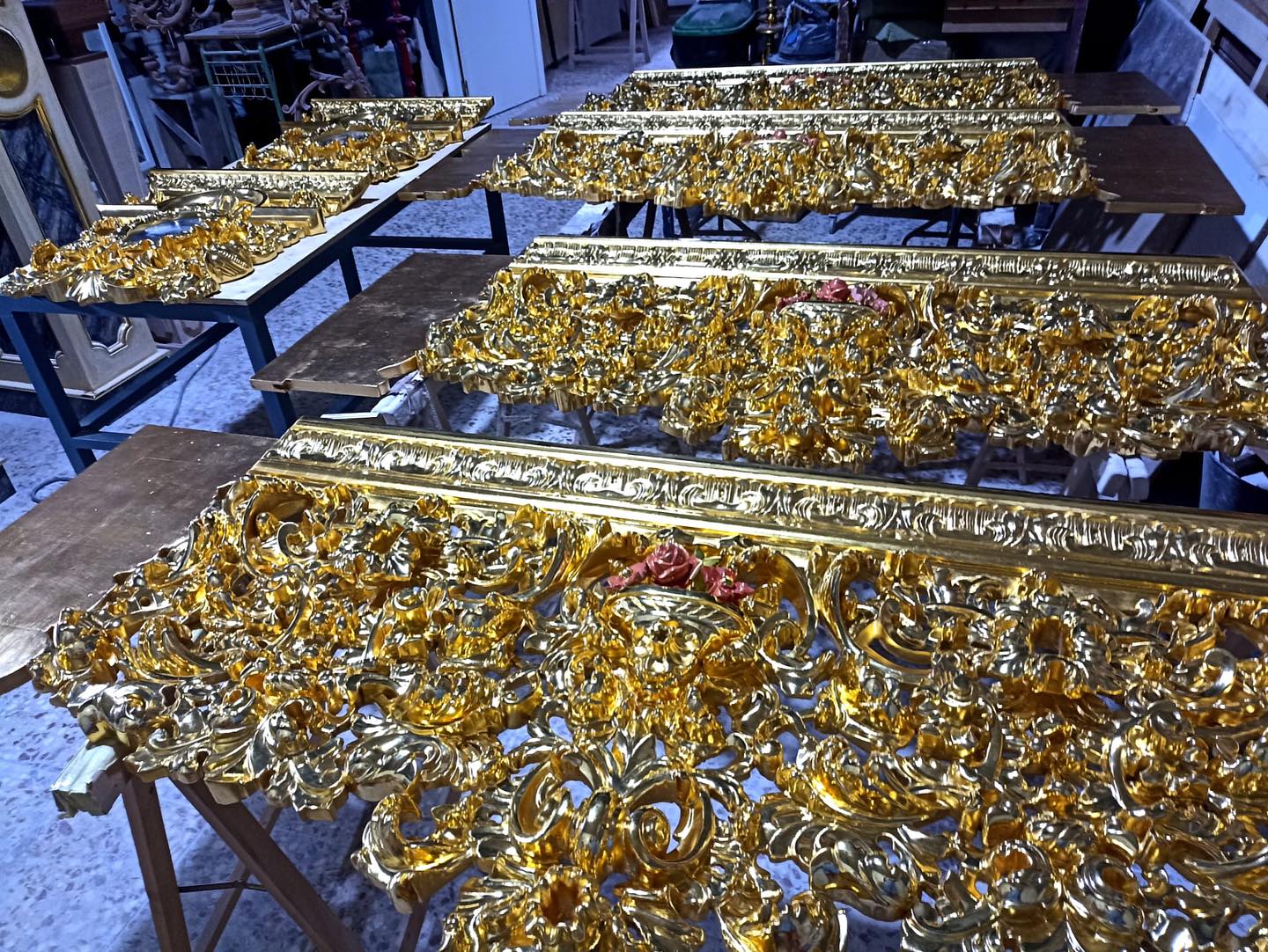 Los respiraderos terminados en su dorado en la casa de hermandad. 