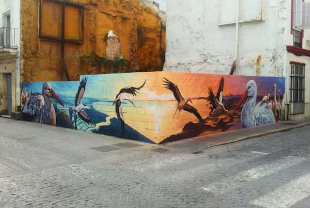 Conocido mural de las cigüeñas en la calle Larga, esquina con Palacios, en El Puerto.