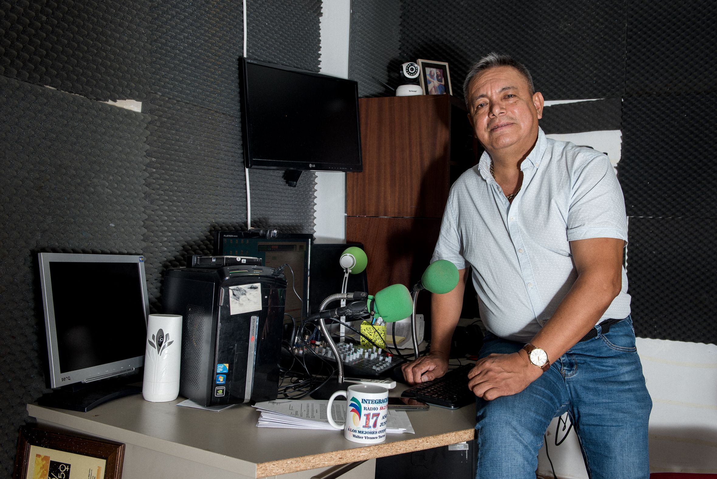 Walter Vivanco en el pequeño estudio de Integración Radio, que emite desde el distrito Macarena.