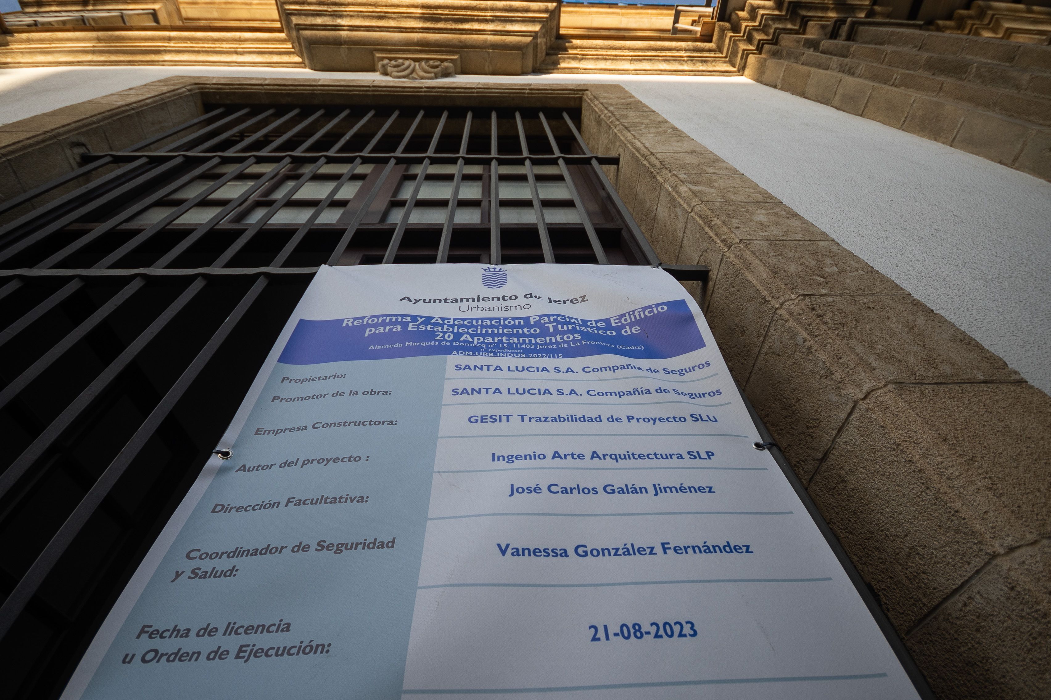 Cartel de Urbanismo anunciando obras en un edificio de Cristina para apartamentos turísticos.