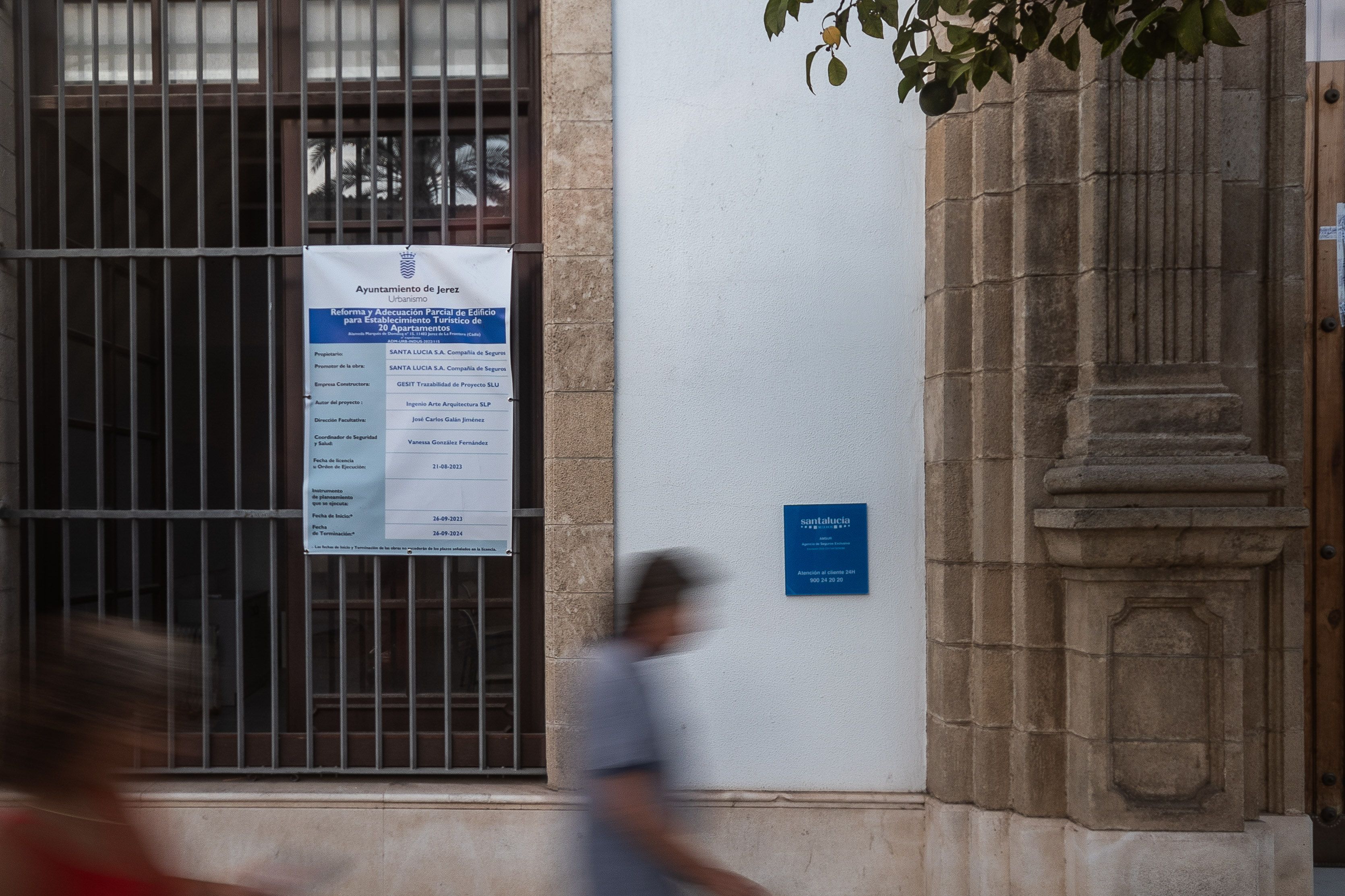 Apartamentos turísticos en el antiguo edificio de Seguros Santa Lucía en Jerez. En la imagen, el cartel de obras.
