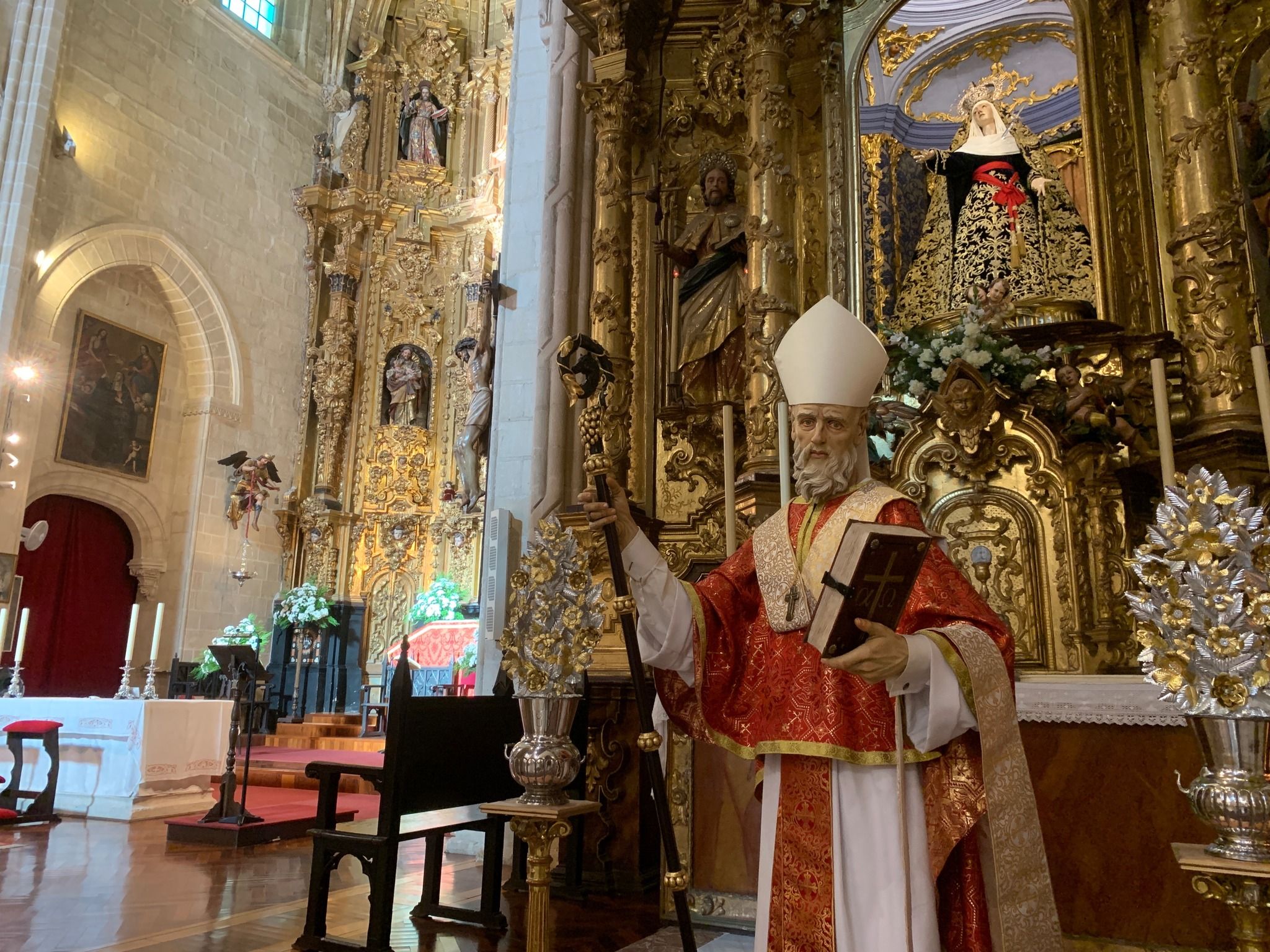 La nueva imagen de san Dionisio en el altar mayor tras su bendición.