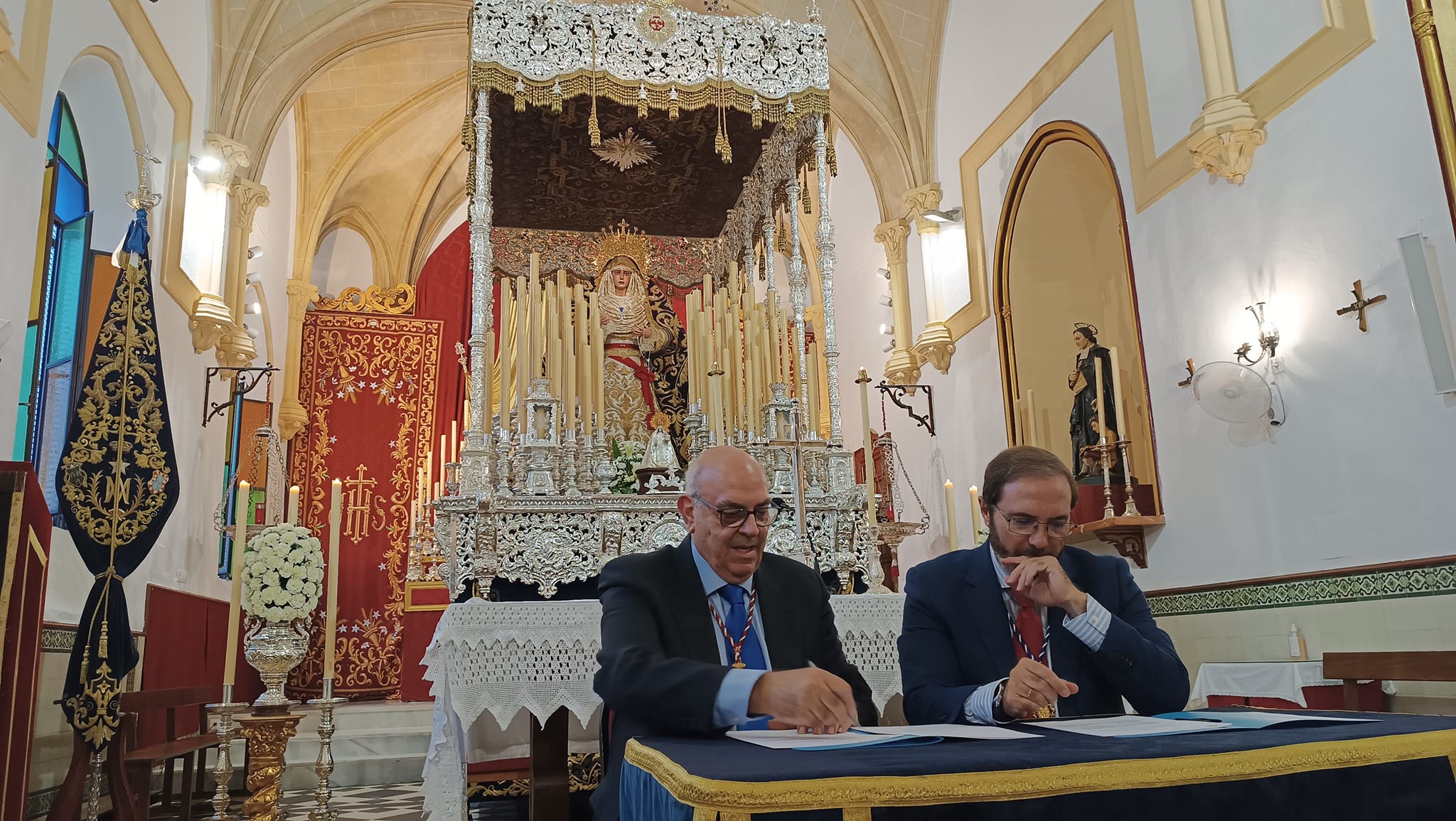 La Estrella en el palio de La Paz tras los hermanos mayores de La Cena y La Borriquita. La Estrella en el palio de La Paz tras los hermanos mayores de La Cena y La Borriquita.