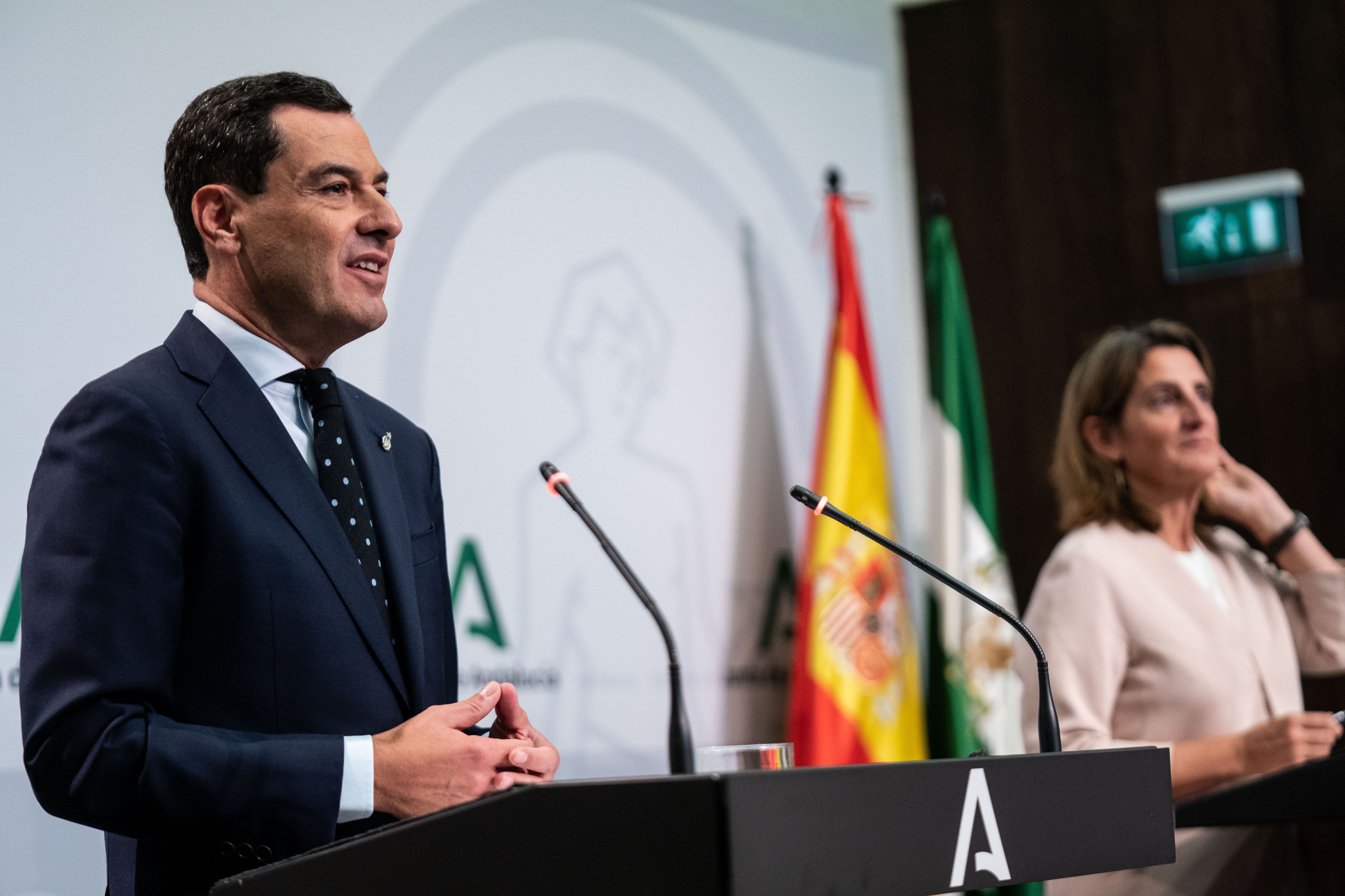 Juanma Moreno, presidente de la Junta y Teresa Ribera, ministra de Transición Ecológica.