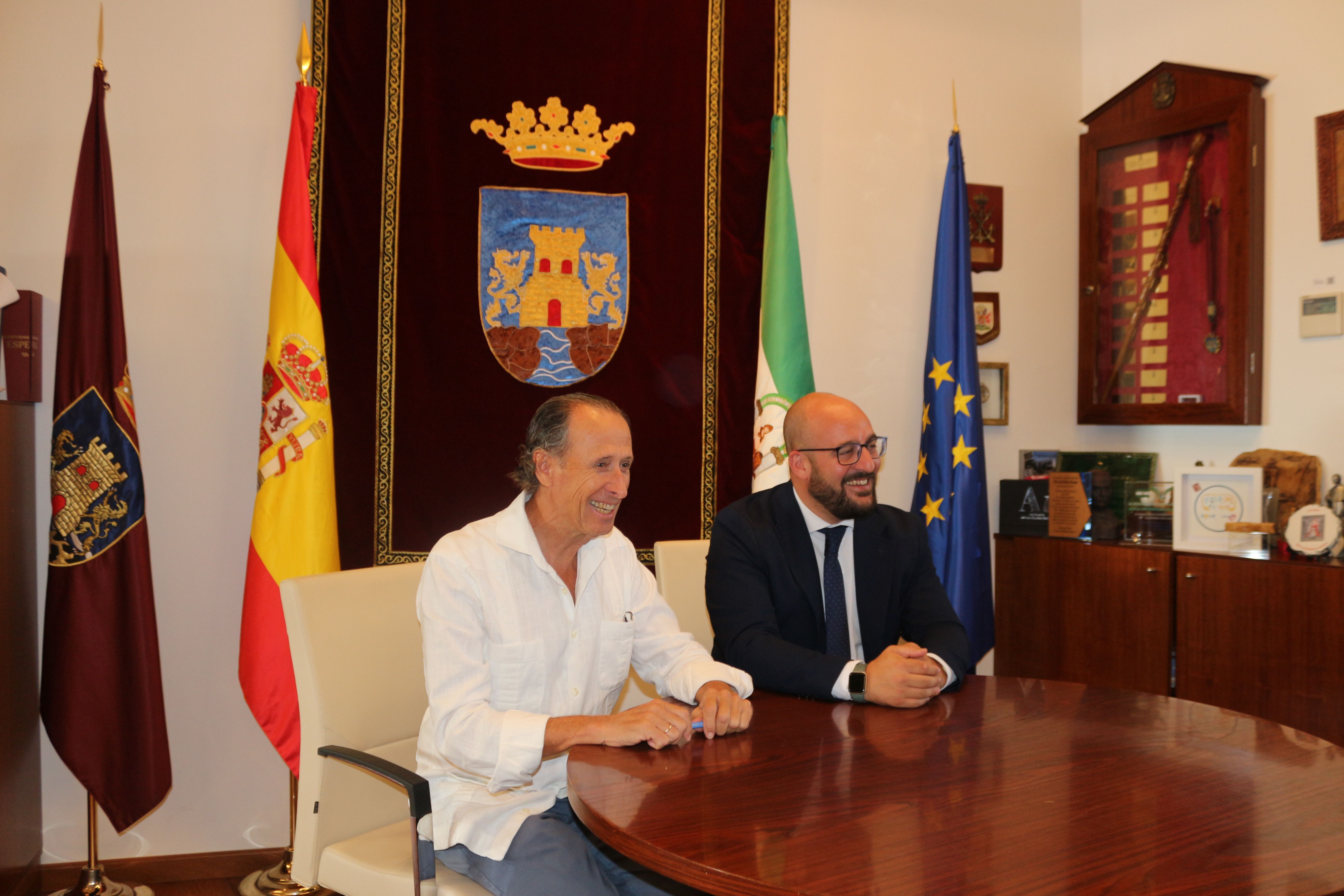 La visita de Beardo, responsable de turismo en Diputación, al alcalde de Chiclana, José María Román.