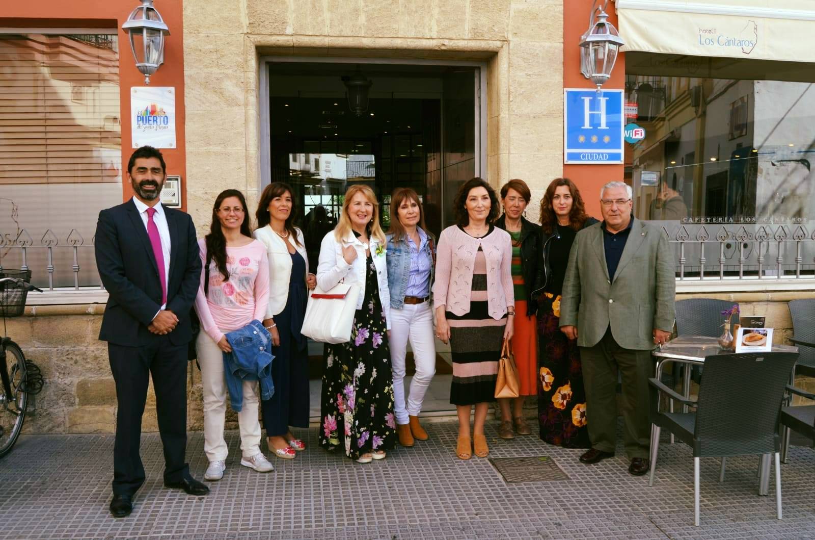 El nuevo director de Tugasa, primero por la izquierda, en la reunión de un jurado para premiar los patios portuenses en 2019.