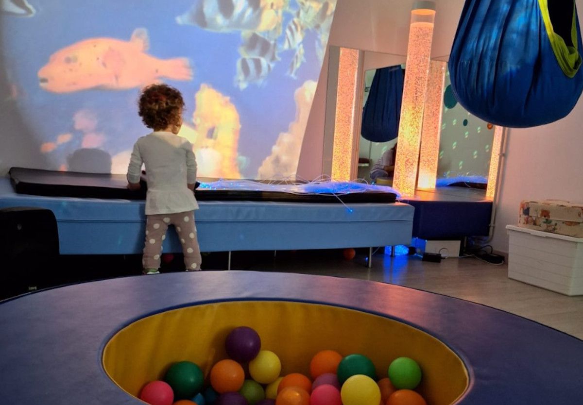 Una niña utiliza las instalaciones de Ahínco en Conil.