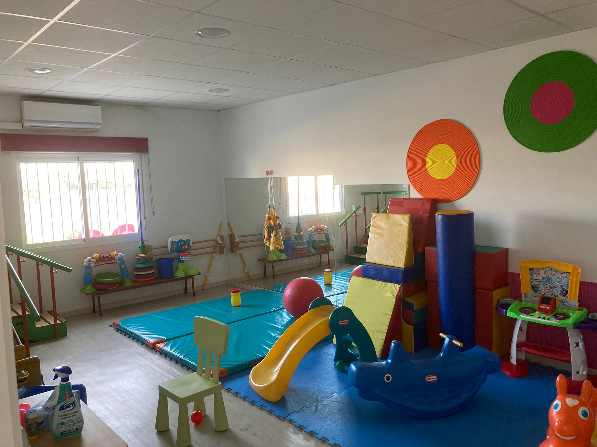 Instalaciones en los bajos de la piscina municipal en Conil.