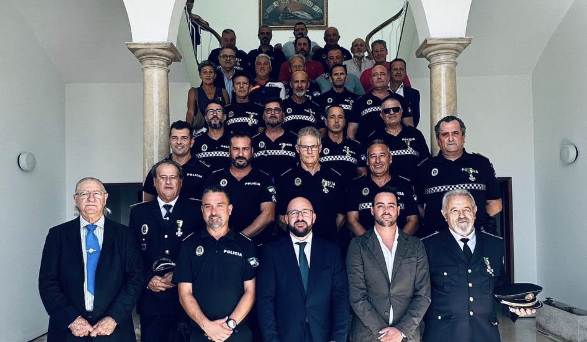 Grupo de agentes de la Policía Local condecorados en El Puerto por cumplir 25 y 40 años de servicio.