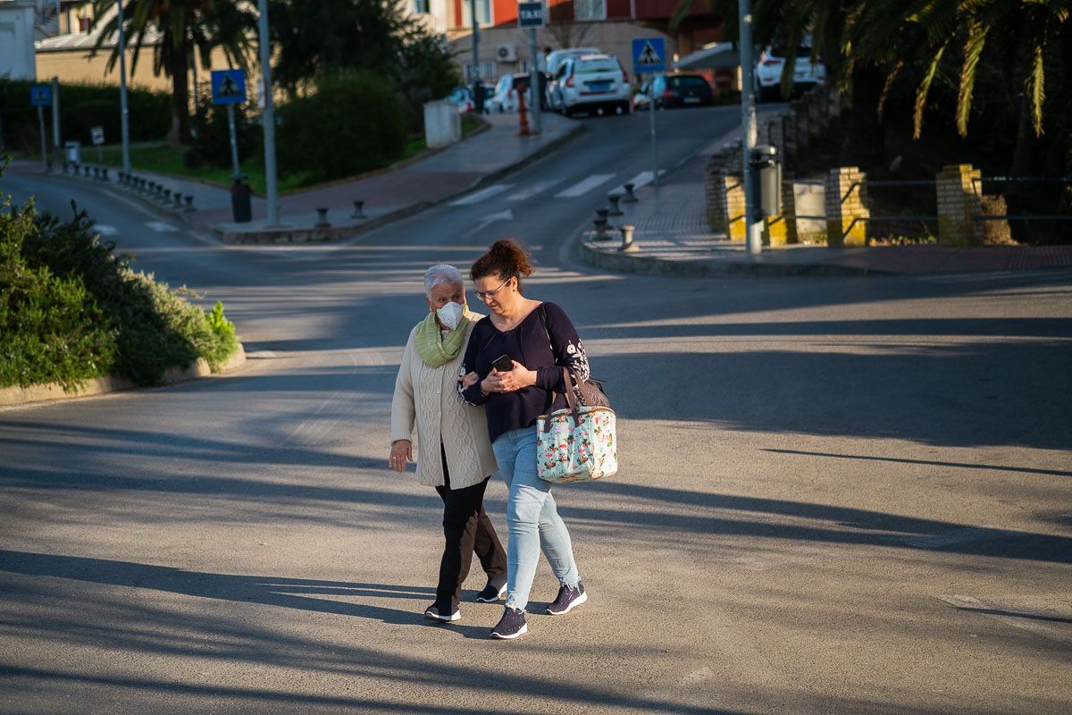 Una mujer pasea con una persona mayor. Las residencias siguen aumentando su número de contagios