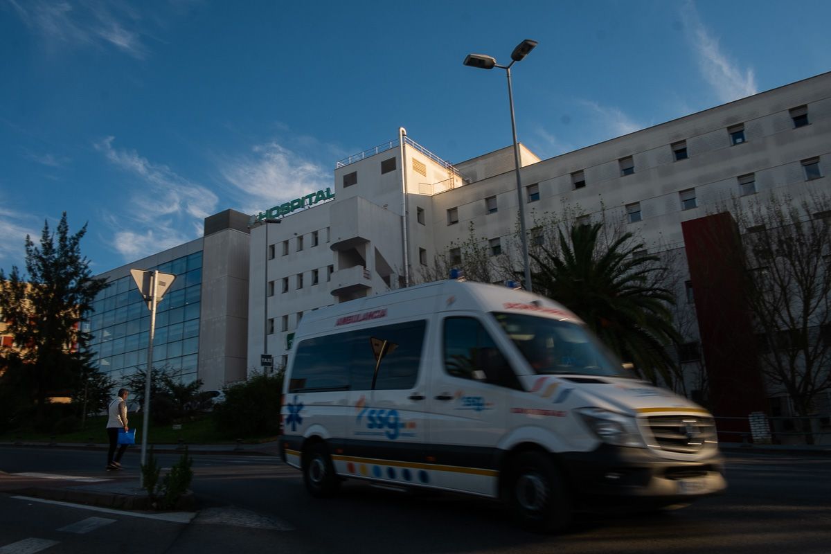 Una ambulancia, frente al Hospital de Jerez.  La incidencia del coronavirus de dispara: sube un 40 por ciento en dos semanas.   MANU GARCÍA