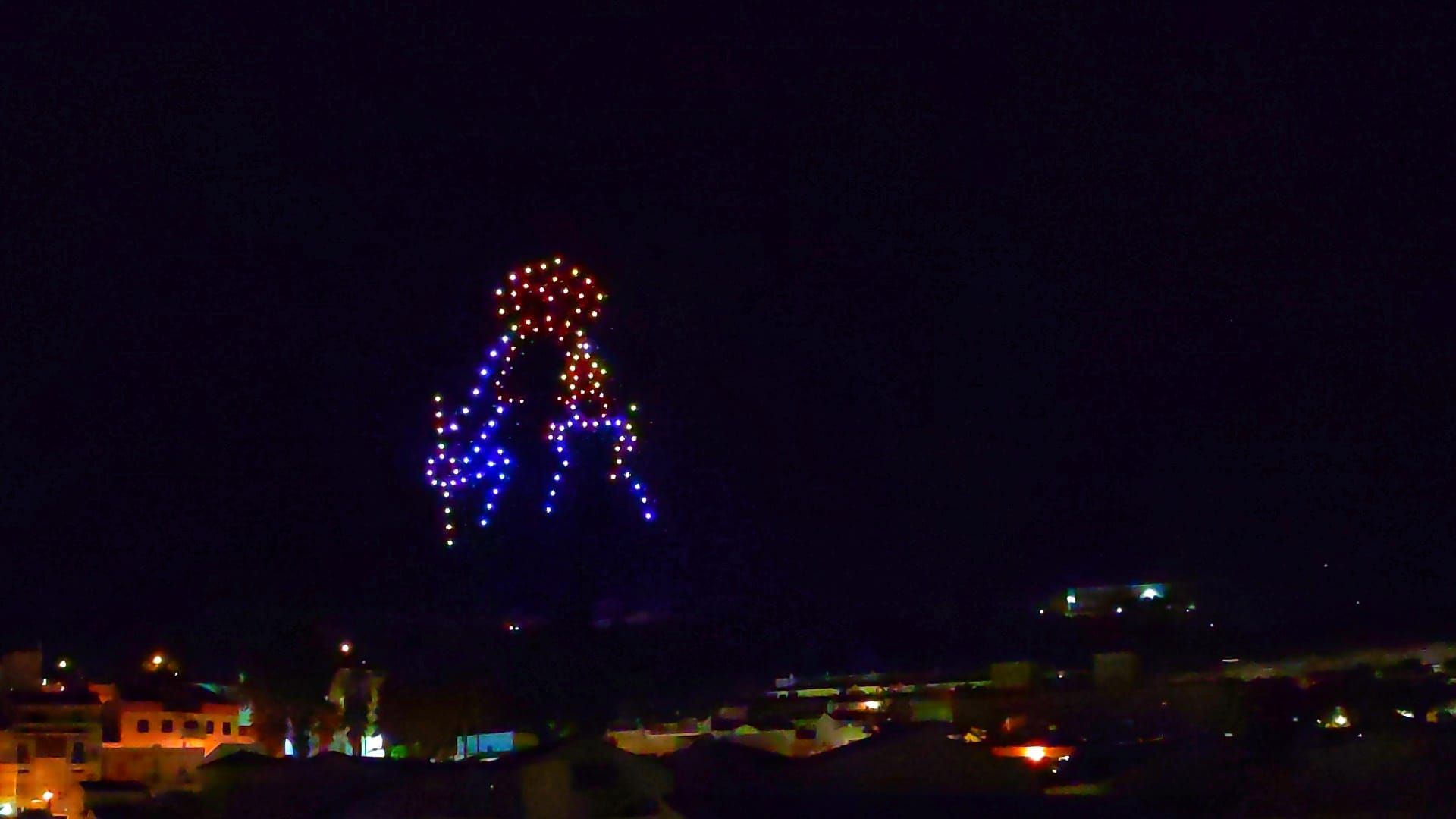 Un espectáculo de drones con música en una imagen de archivo. Un espectáculo de drones con música en una imagen de archivo.